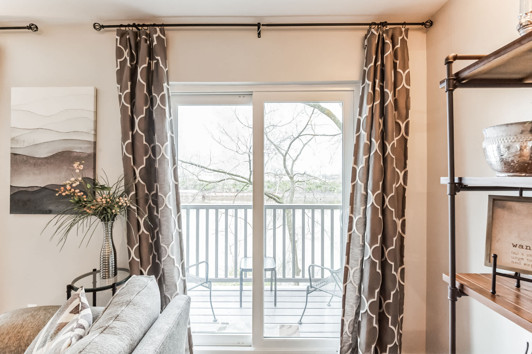 Riverfront Charm - A Scenic Downtown Stay for 6! 8