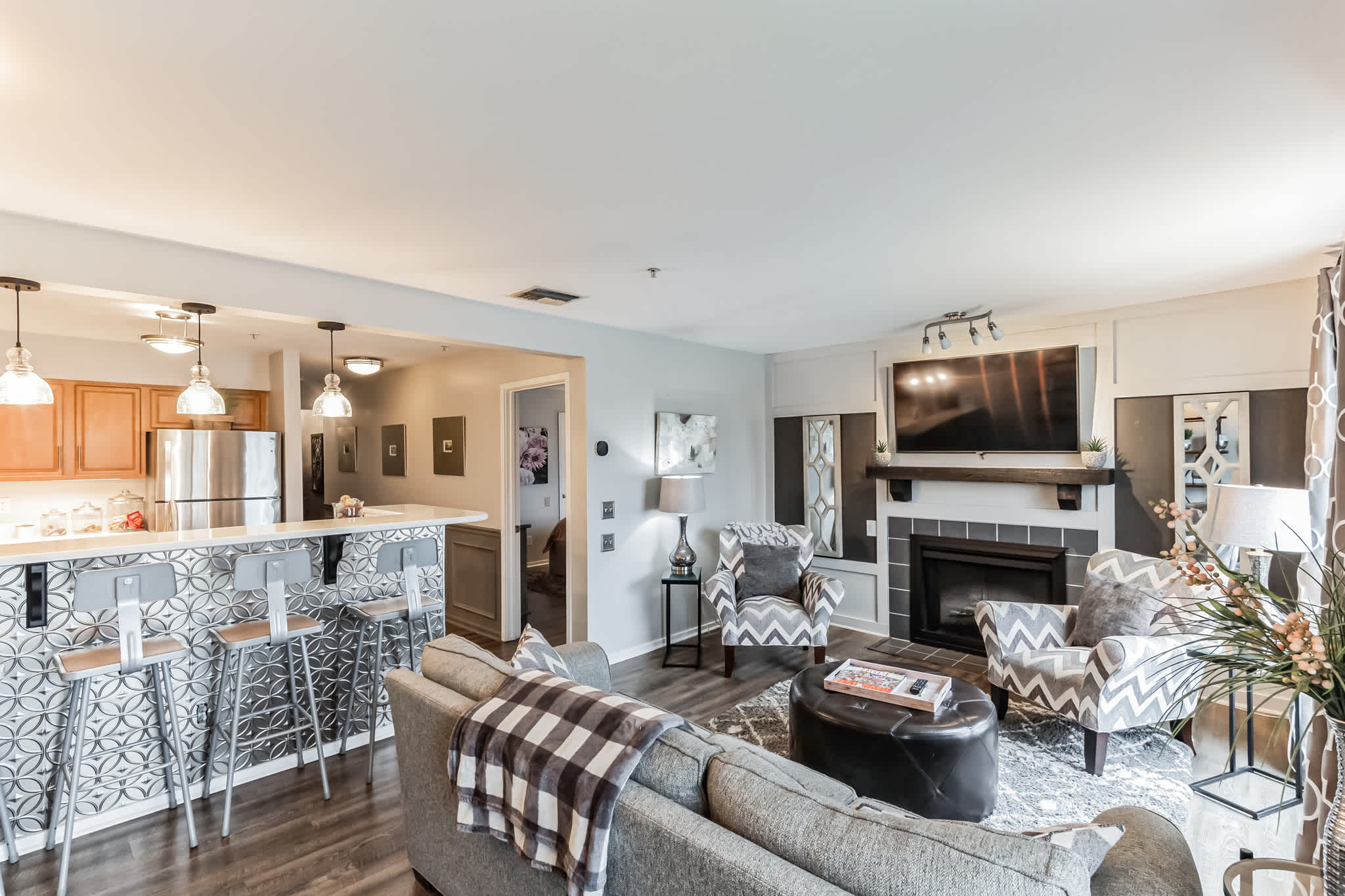 Riverfront Charm - A Scenic Downtown Stay for 6!