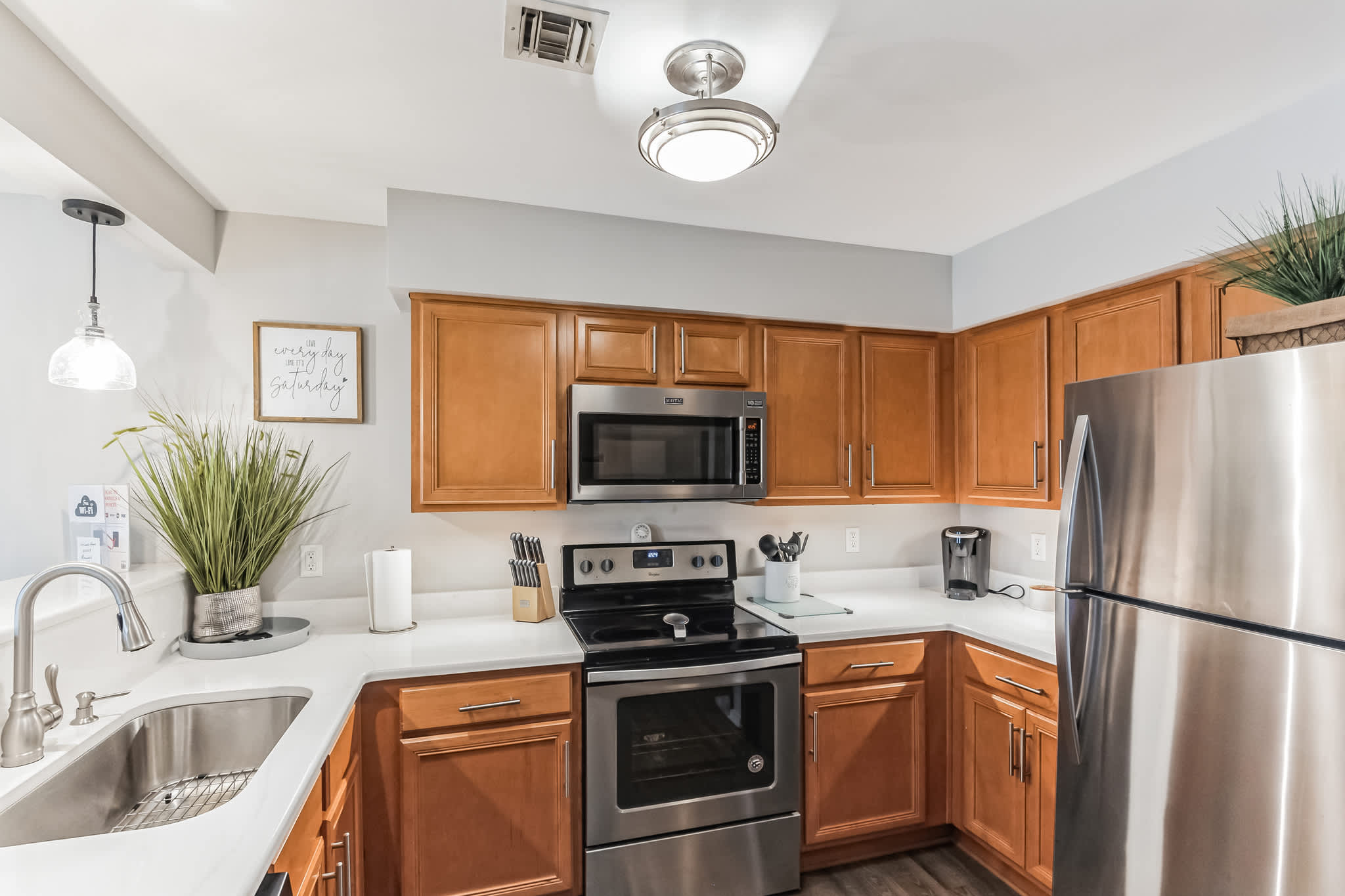 Riverfront Charm - A Scenic Downtown Stay for 6! 5