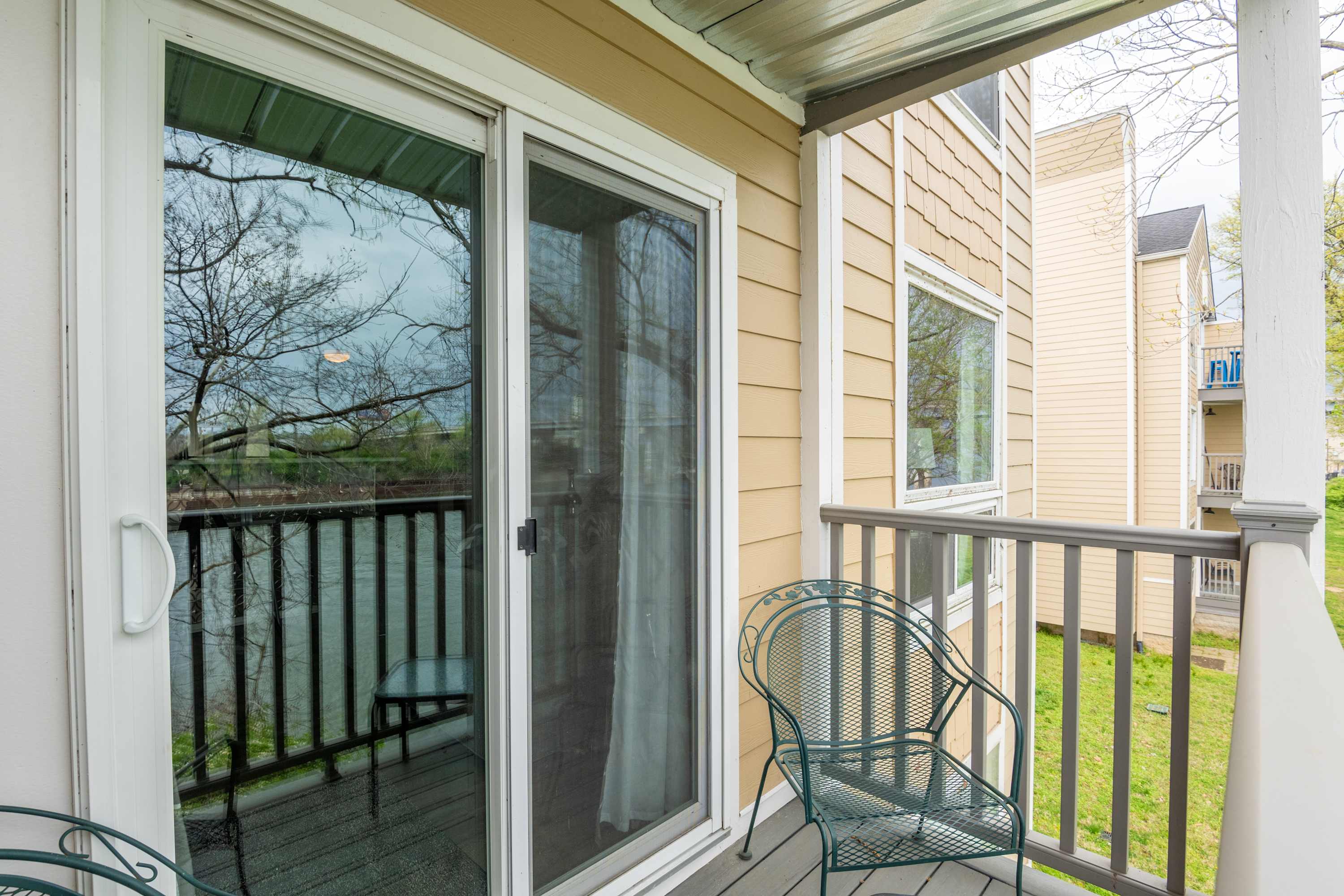 Riverfront Charm - A Scenic Downtown Stay for 6! 7