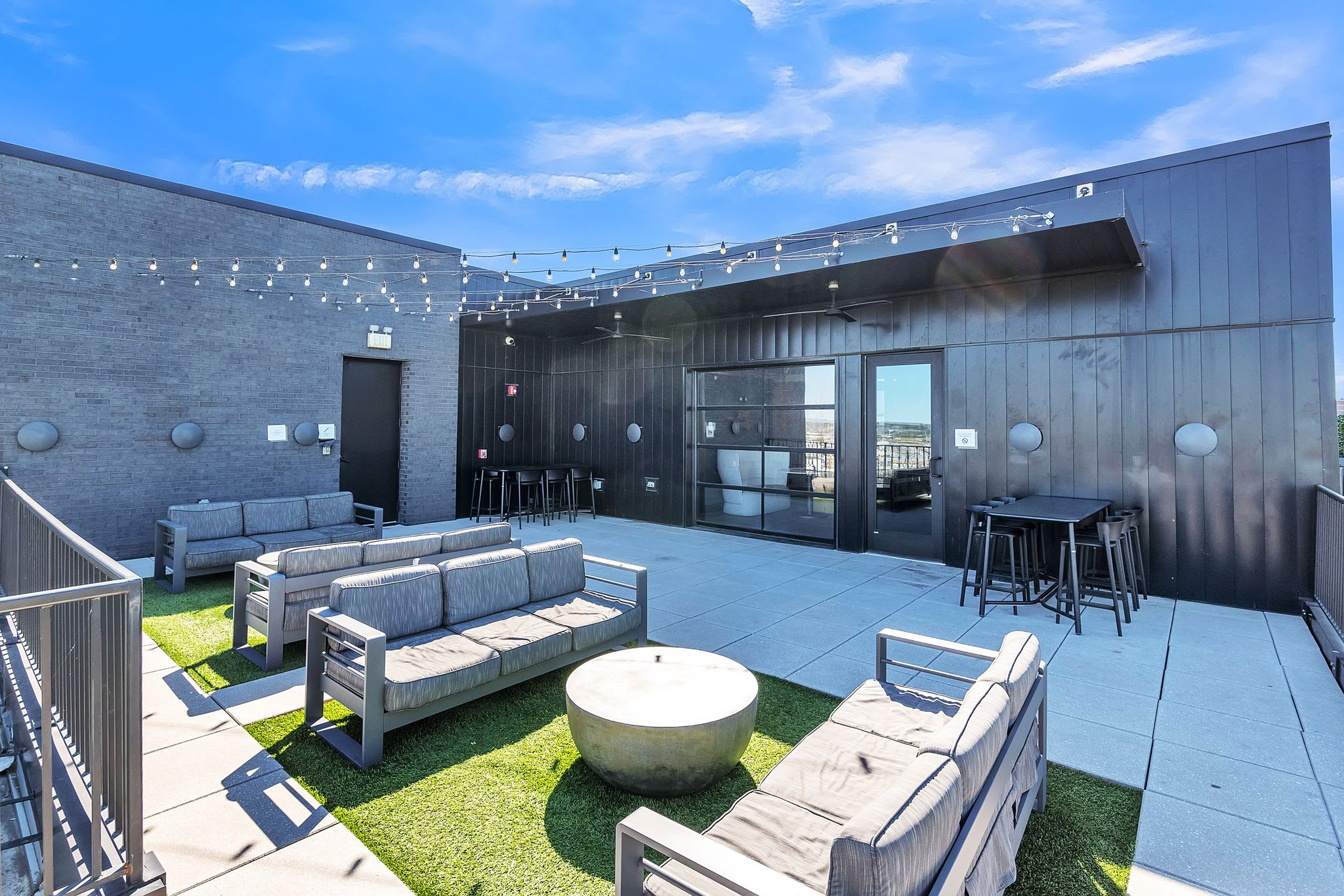 Take advantage of the complex roof-top deck