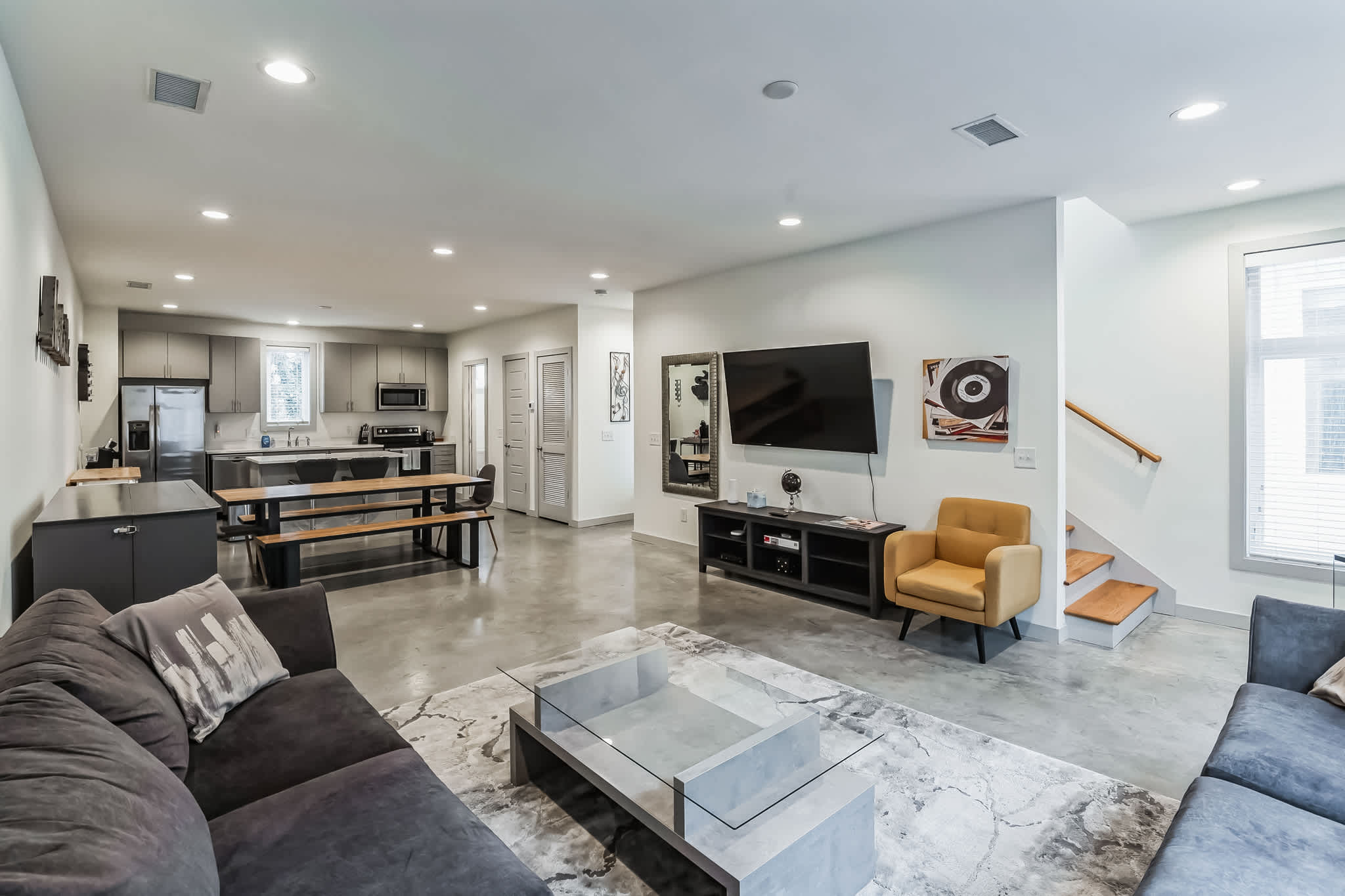 Trendy 3 BDR for 8, Heart of Nash! Near 5 Points