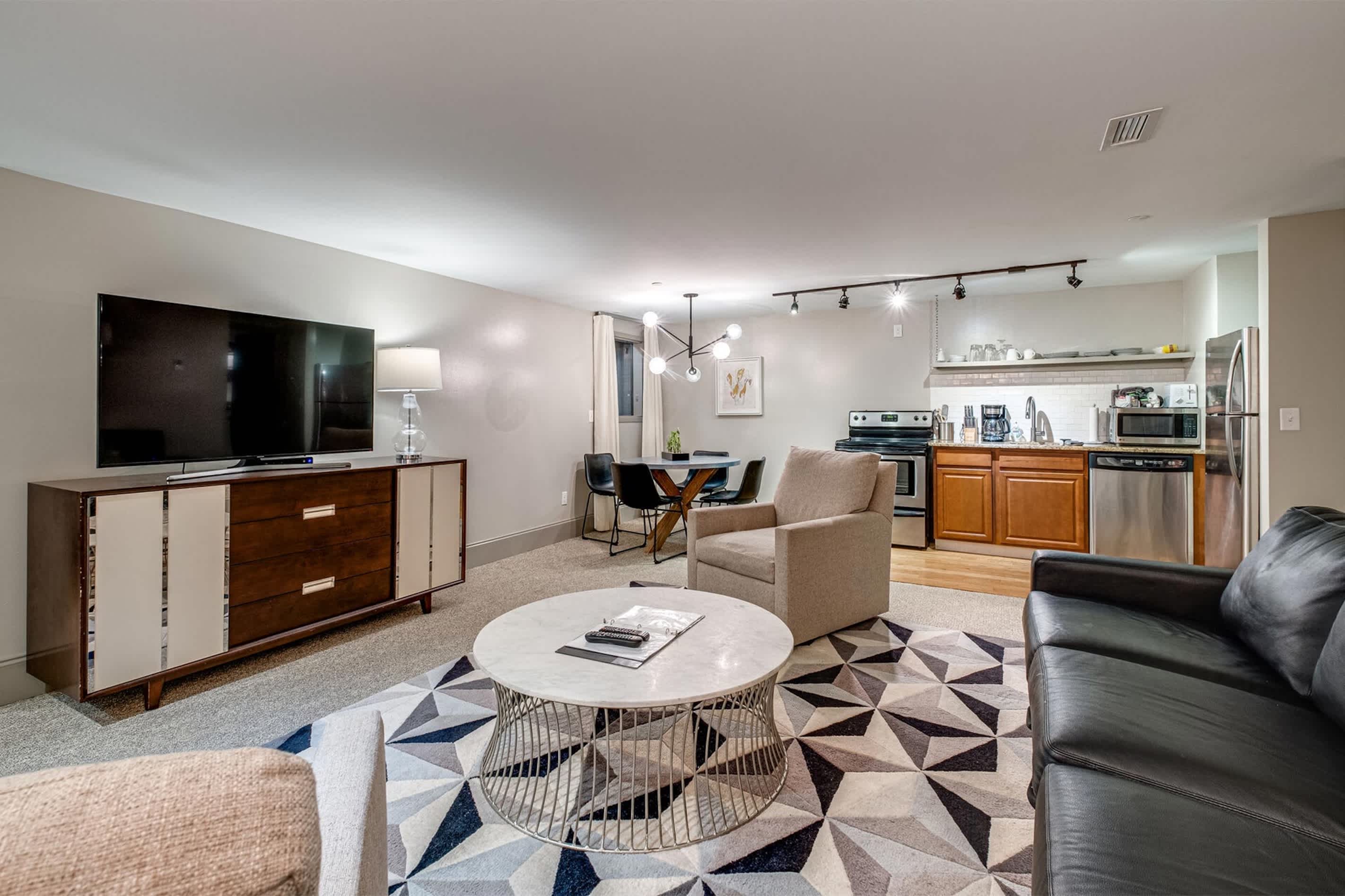 Charming Stay for 4 in Family DT, Walk to Broadway!