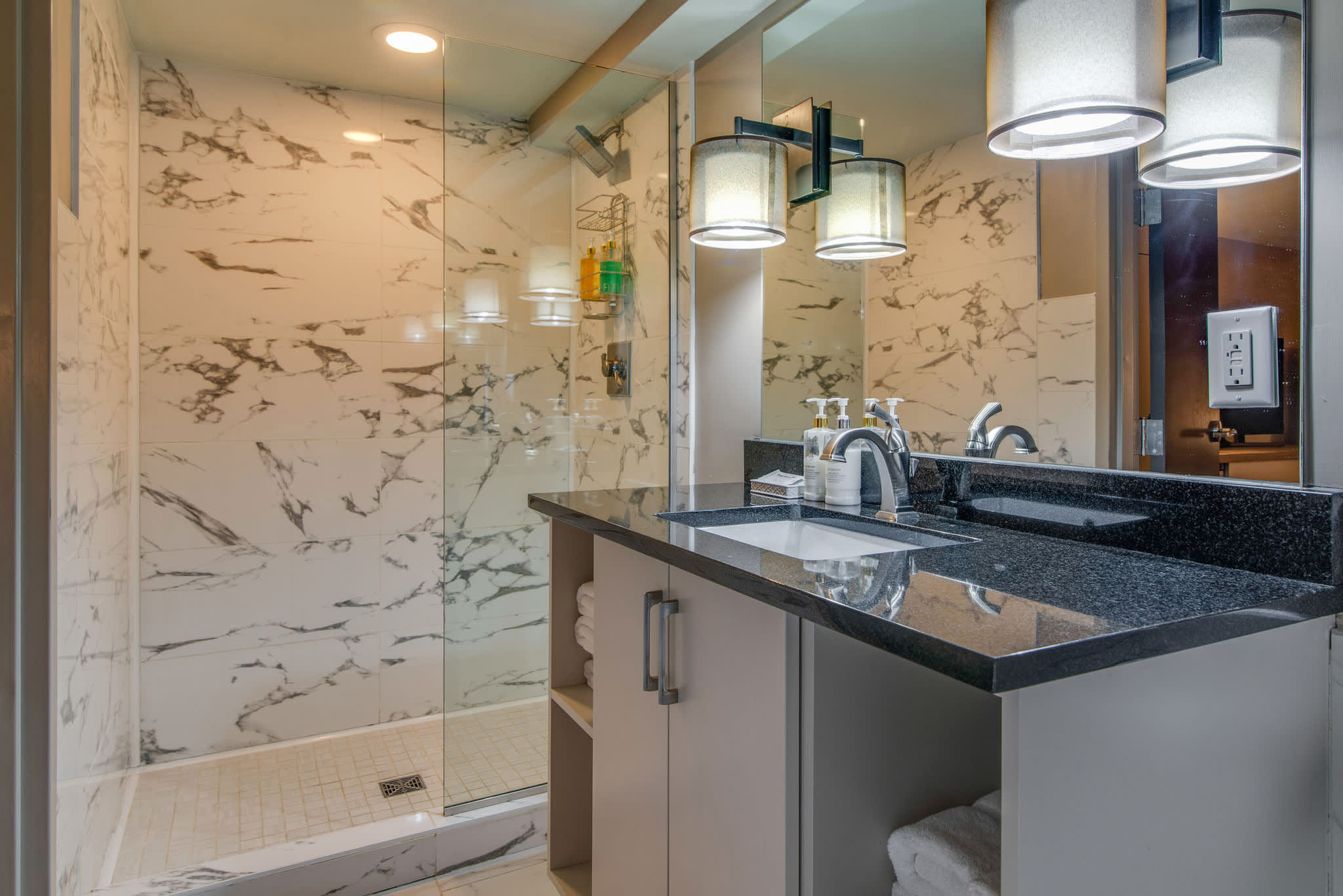 Cozy Retreat for 2, Heart of DT, Near Broadway! 6