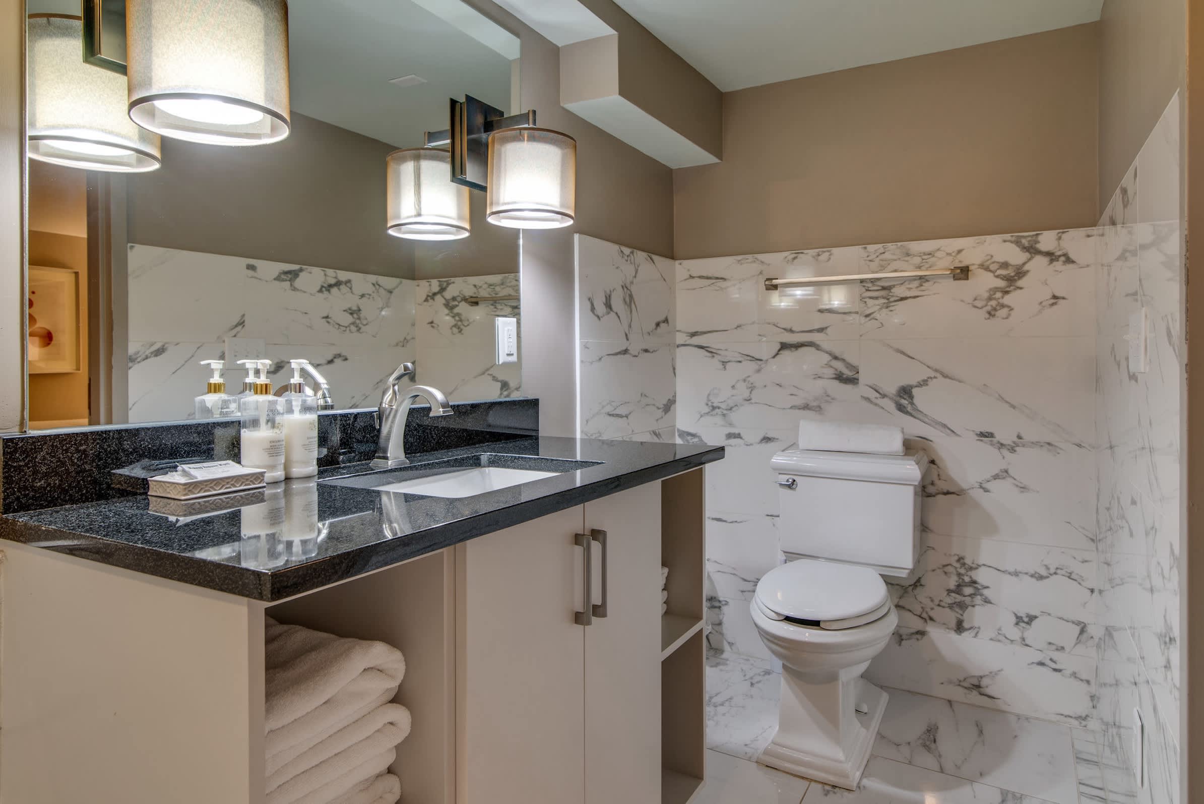 Cozy Retreat for 2, Heart of DT, Near Broadway! 7