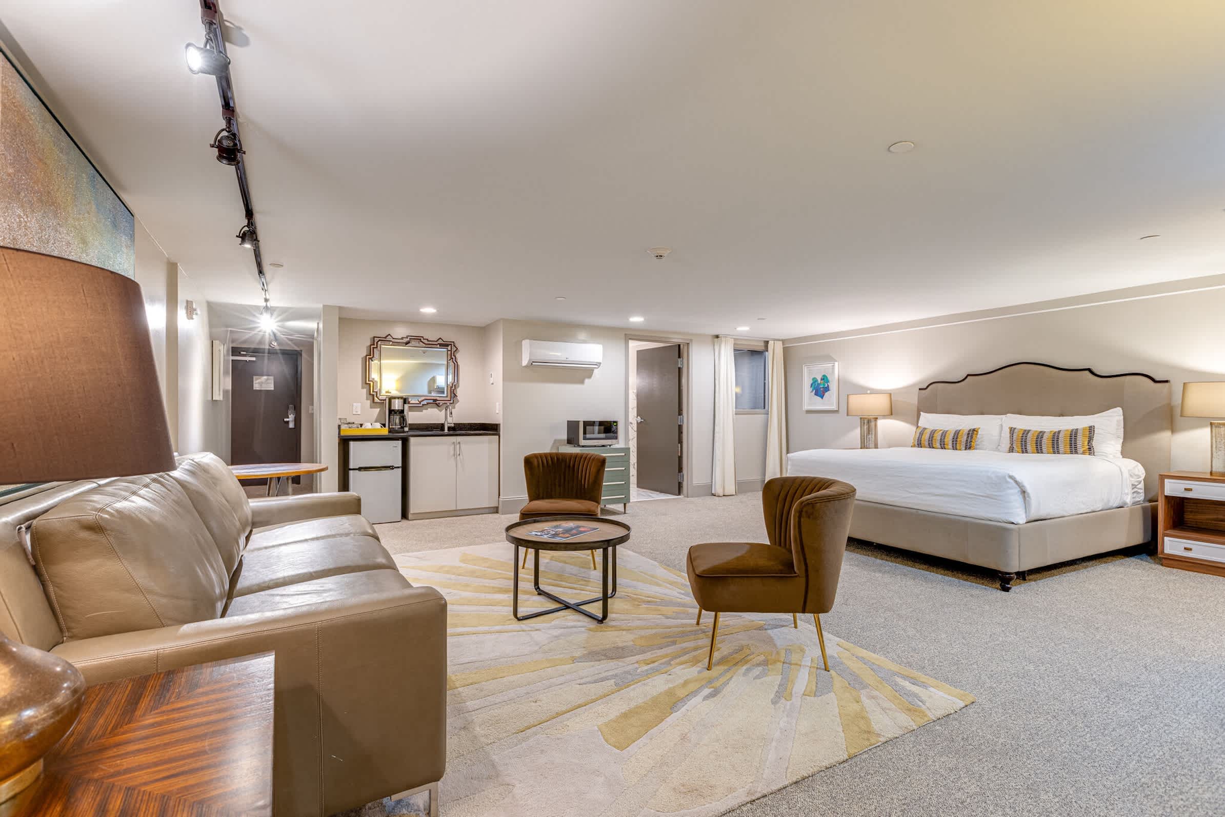 Studio Retreat for 4 Near DT, Walk to Broadway!