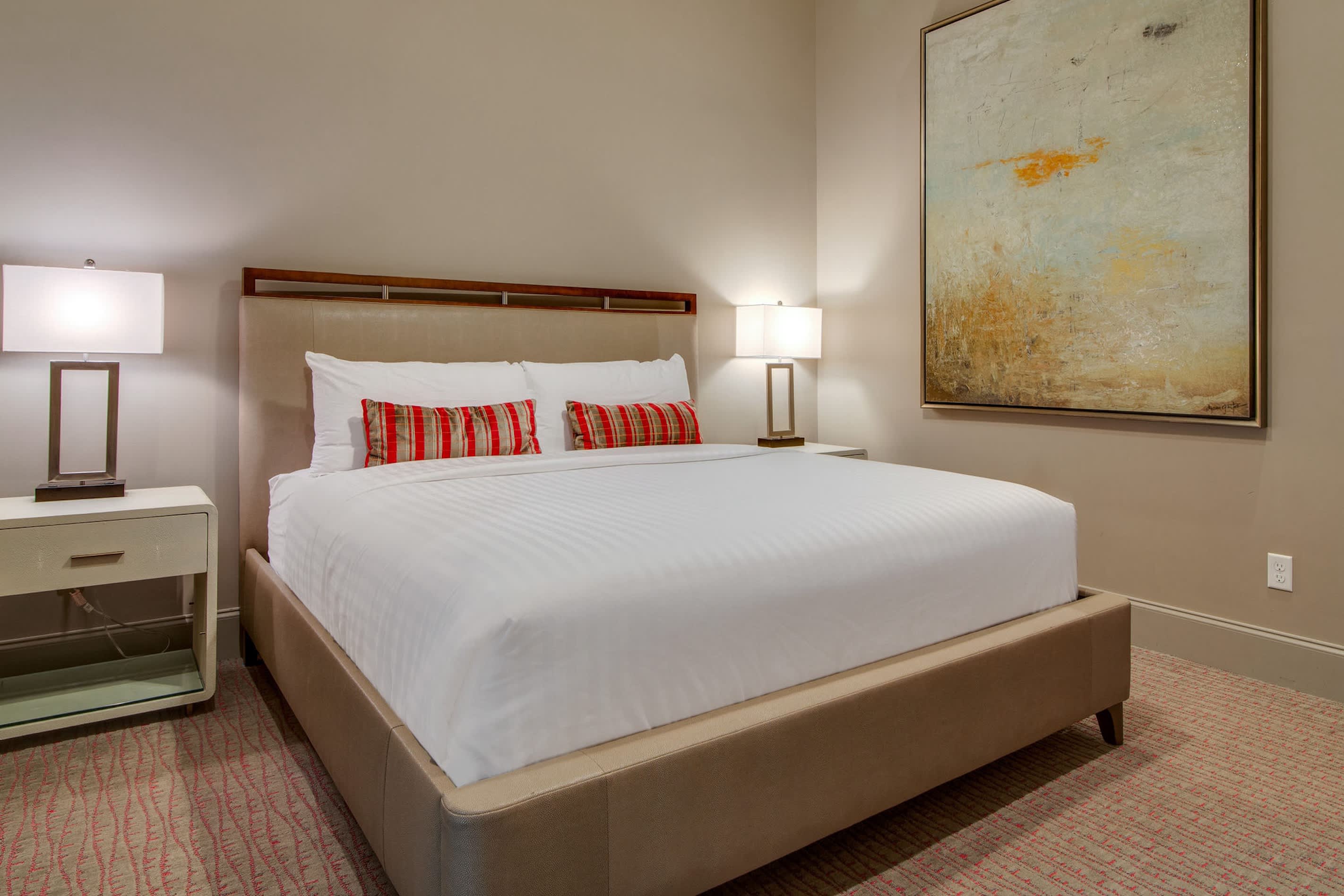 Quaint Retreat for 2, Heart of DT, Near Broadway!