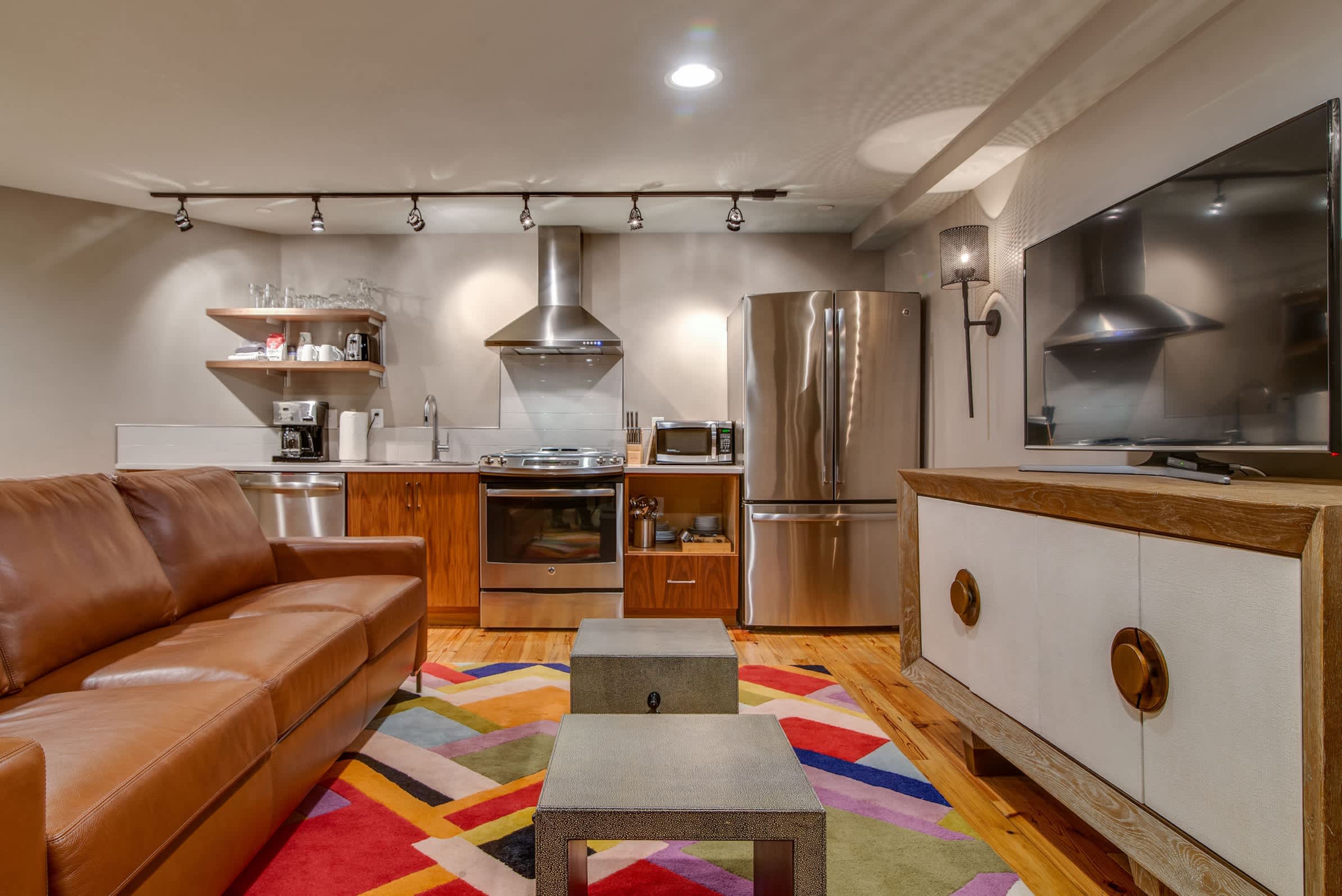 Comfy Family Retreat for 4 in DT, Walk to Broadway!