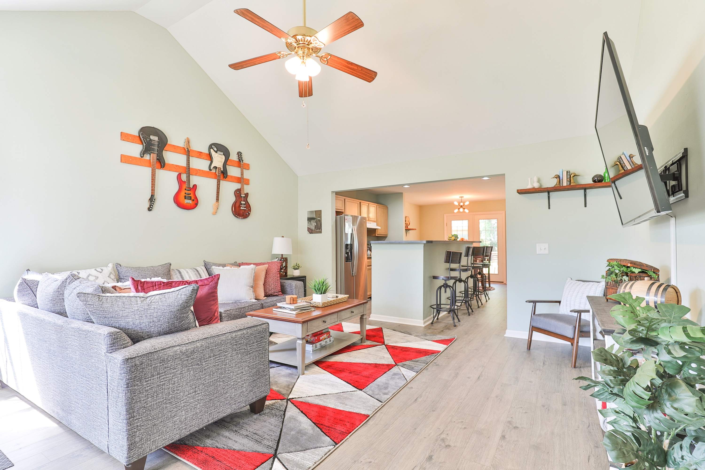 Cozy 3BD Retreat w/Fire Pit & Porch Swing, Near DT