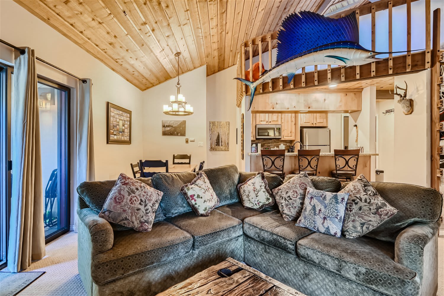 Eagle on Skis -Cozy 3 BDR Home Walk to Ski Lifts