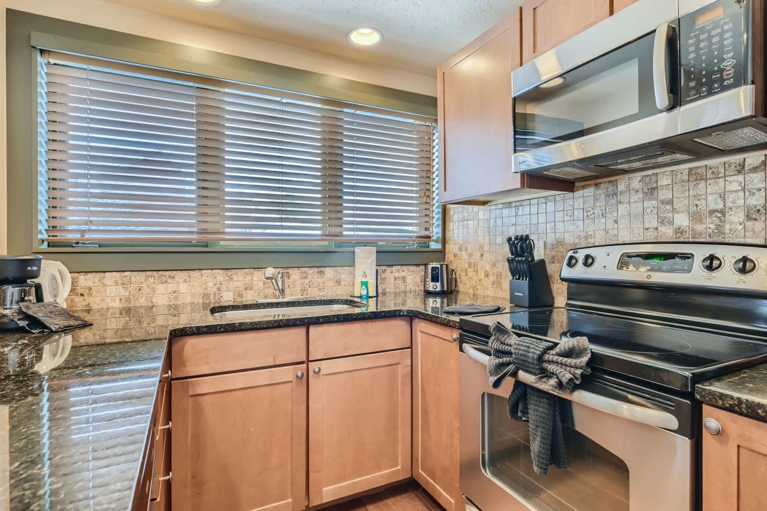 Fully equipped kitchen with dishwasher