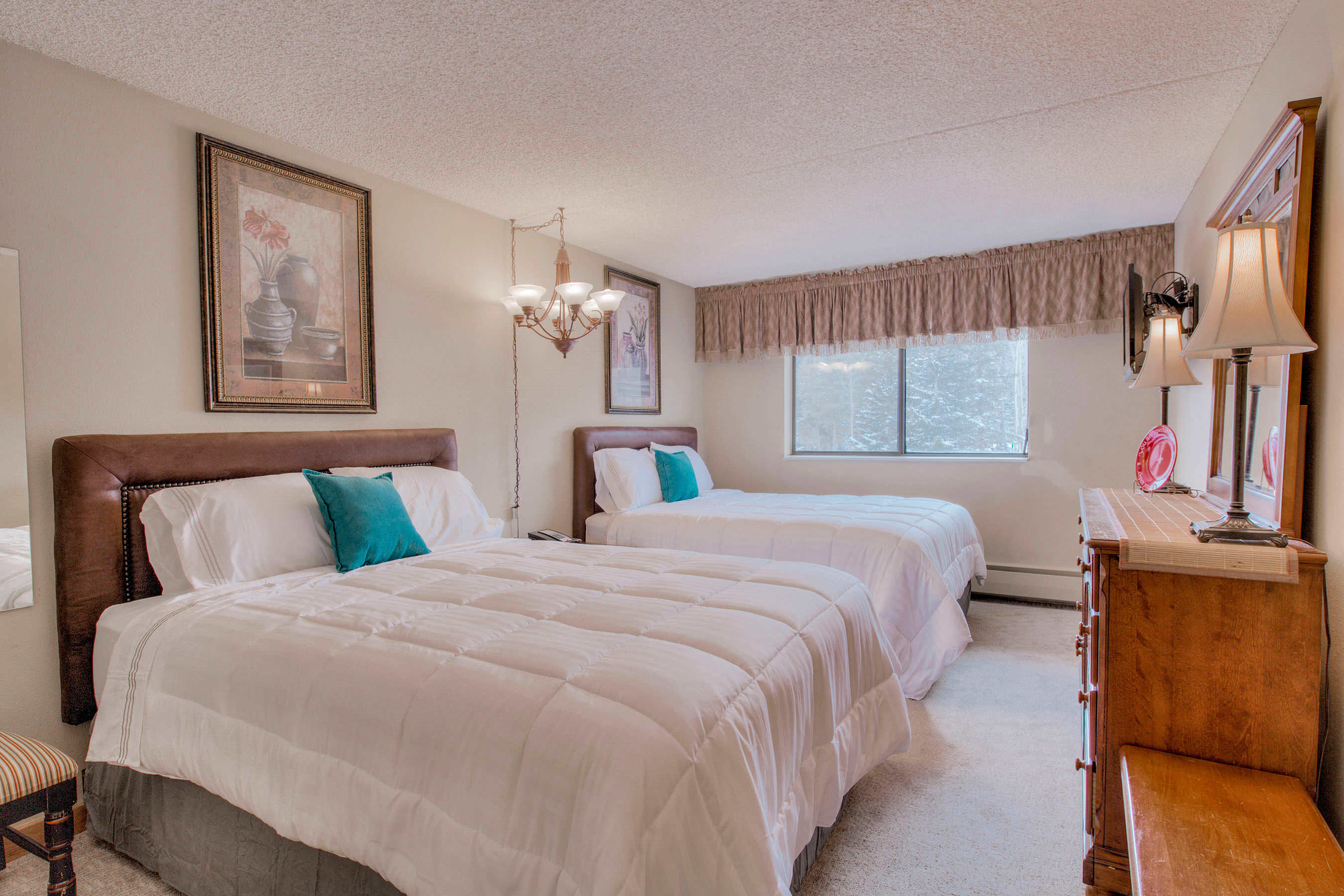 Tons of Amenities! Ski In Ski Out!