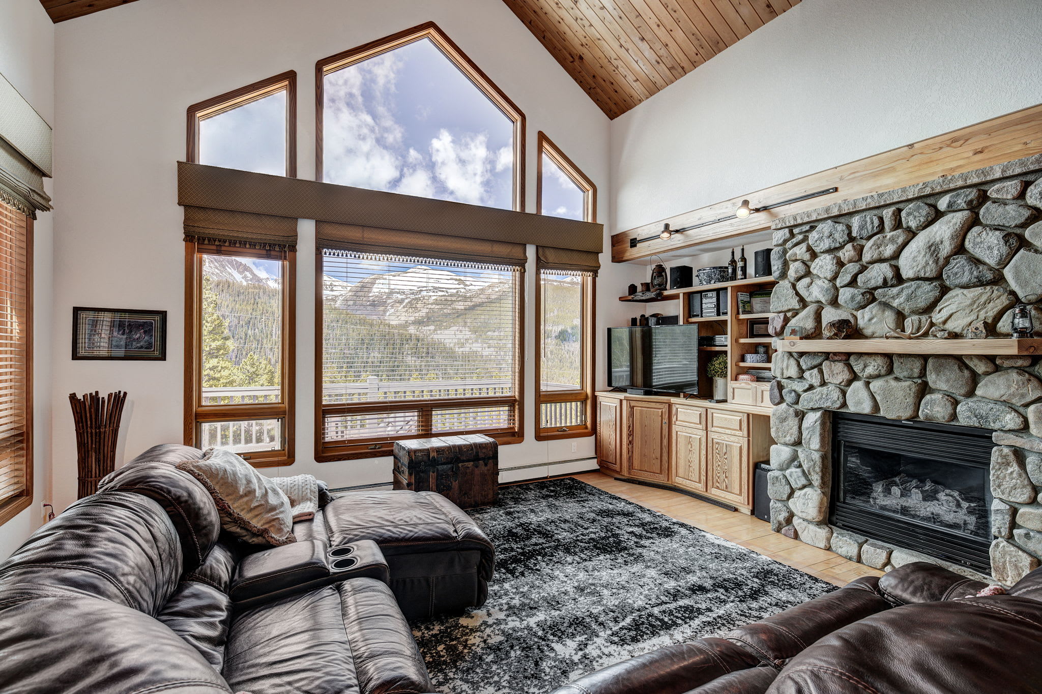 Featured Property Cozy 2 BDR + Loft w/Mtn Views & Foosball!