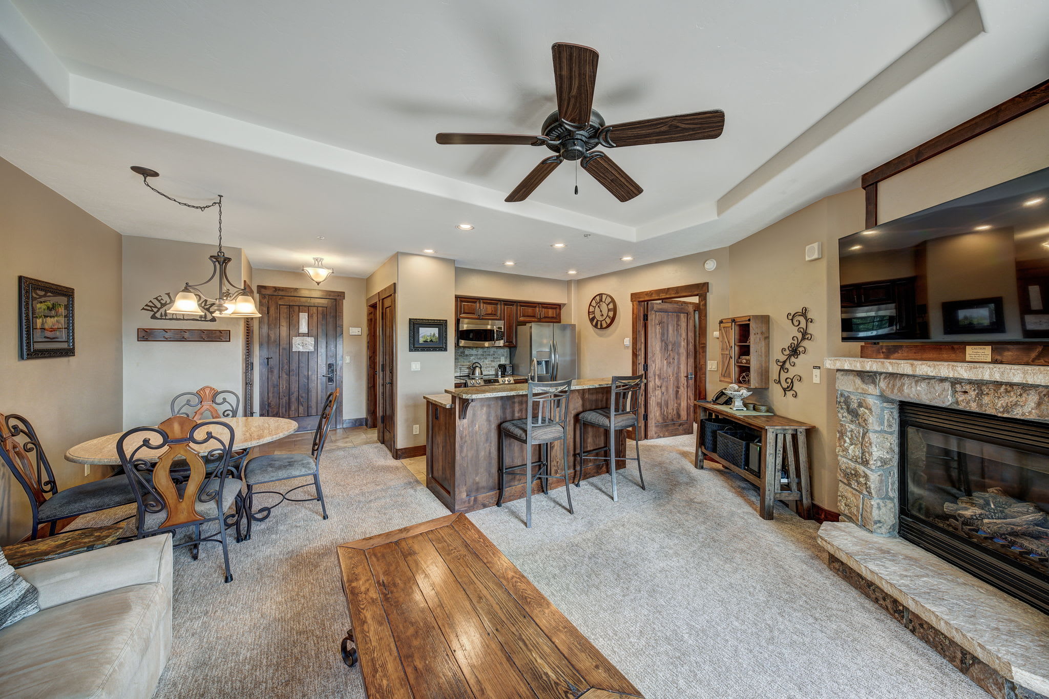 Cozy Ski-In/Out for 4 Near DT w/Hot Tub & Mtn View