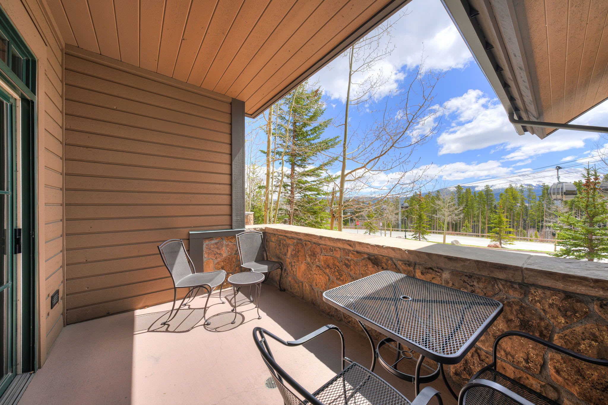 Cozy Ski-In/Out for 4 Near DT w/Hot Tub & Mtn View 8