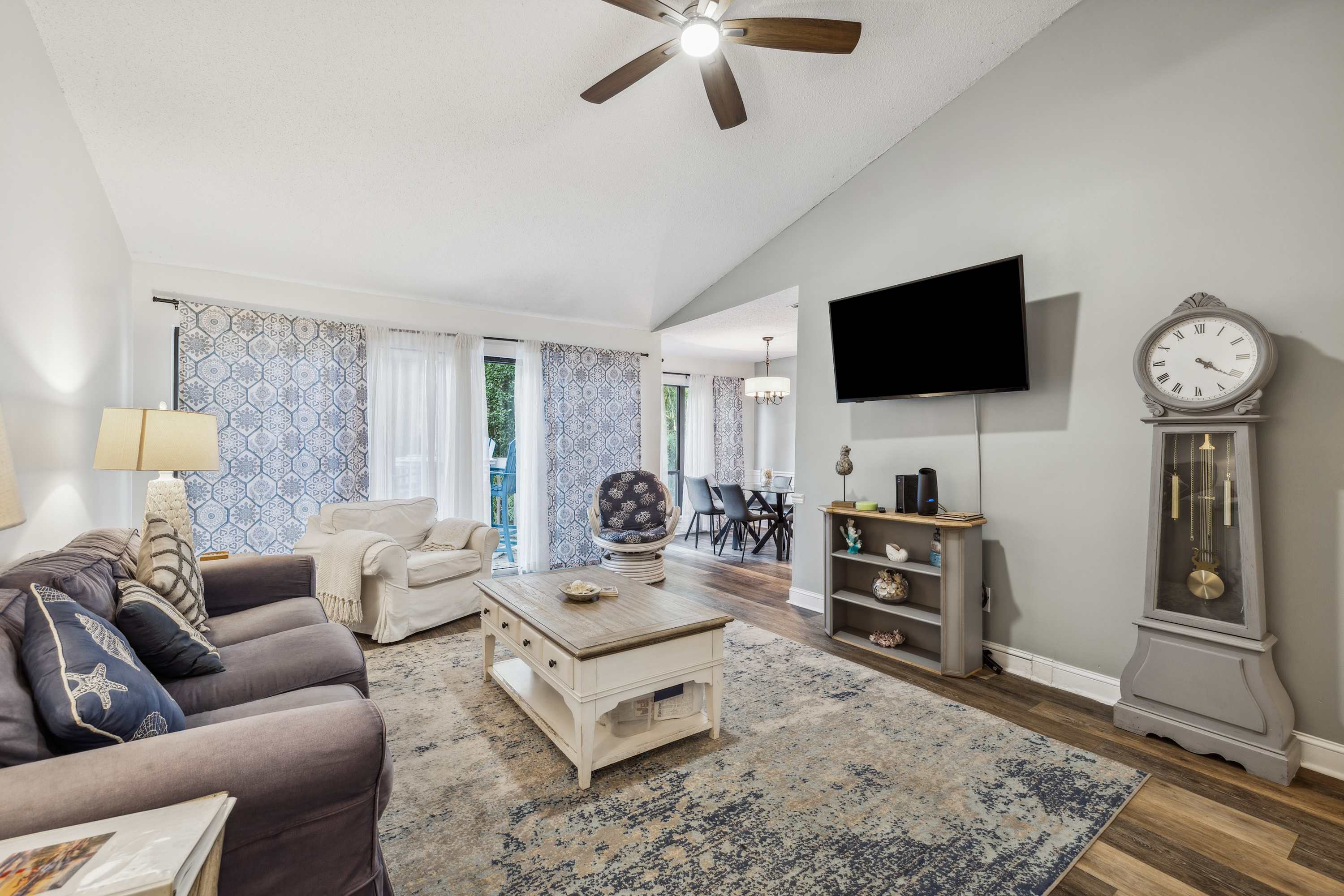 Sea Pines -Chic 2 BDR for 6, with Shared Pool, Near Harbortown!