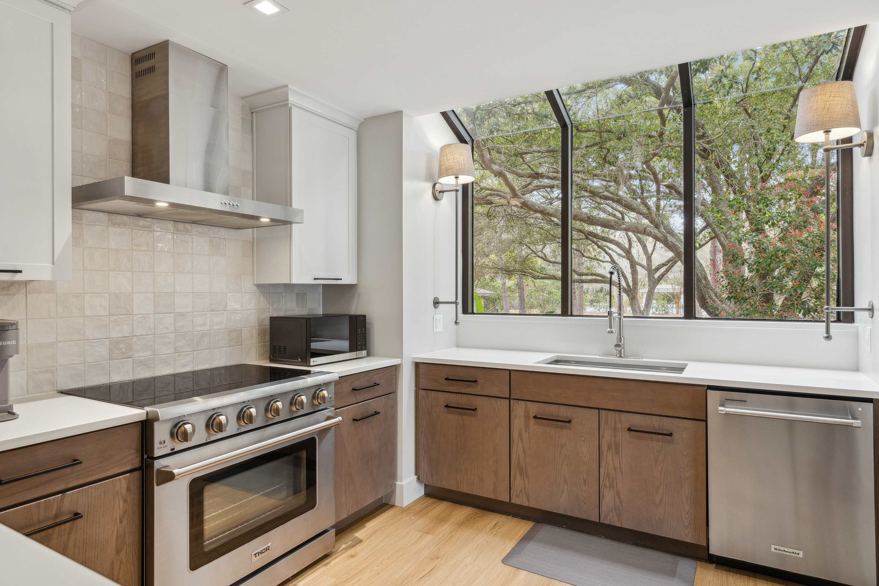 Chic Stay for 6 Near Beach, Shops, & Golf Course! 3