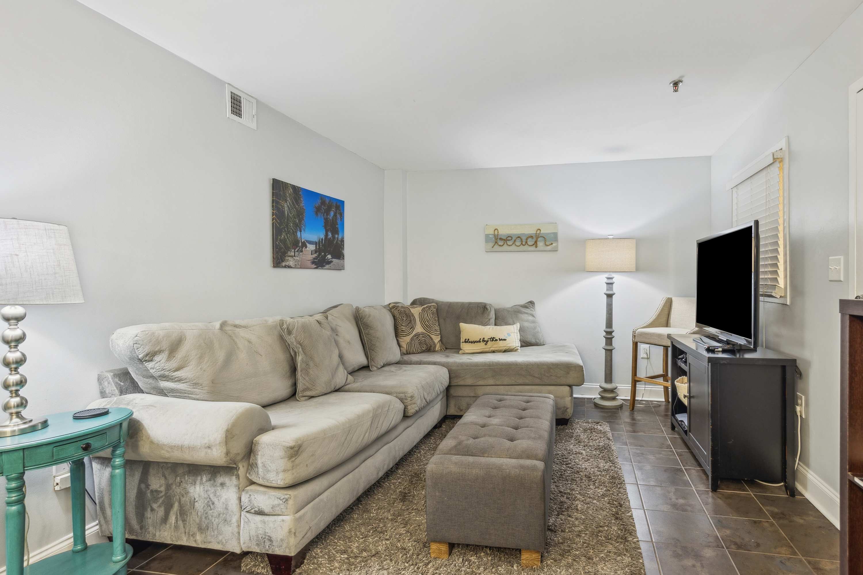 2 BDR with Shared Pool & Tennis Courts, Walk to Beach 8