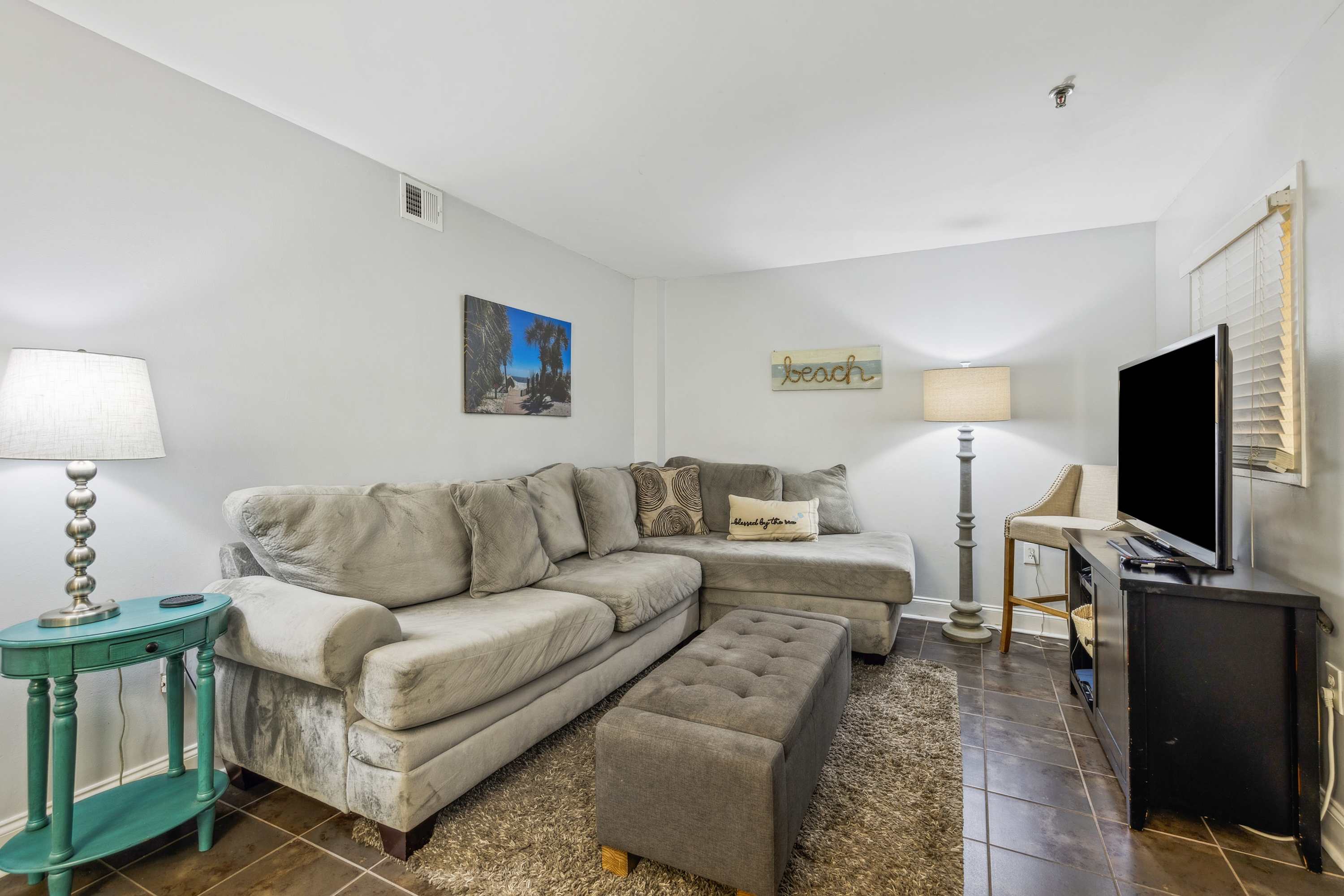 2 BDR with Shared Pool & Tennis Courts, Walk to Beach