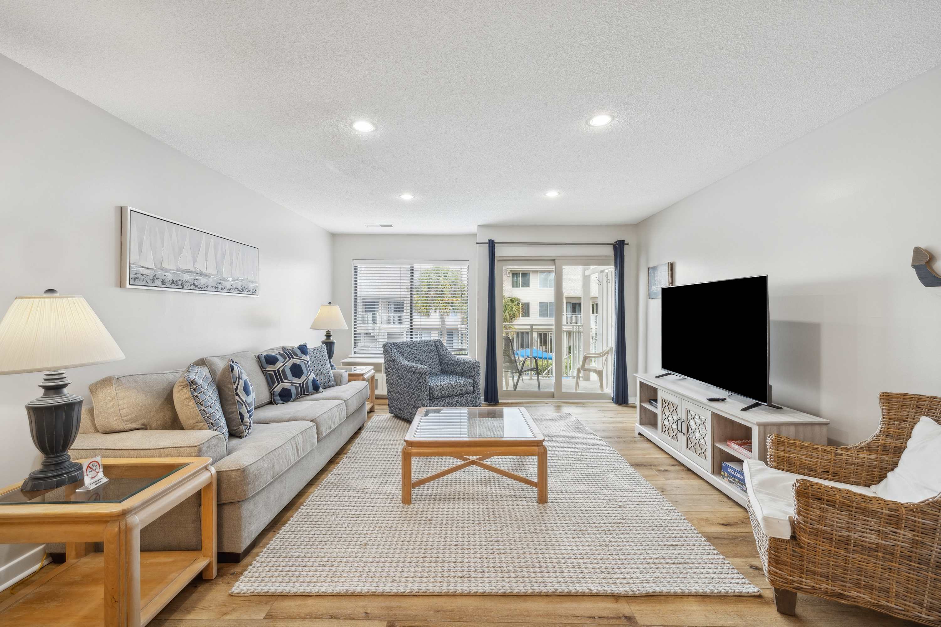 Charming Condo Overlooking Pool, Minutes to Beach!