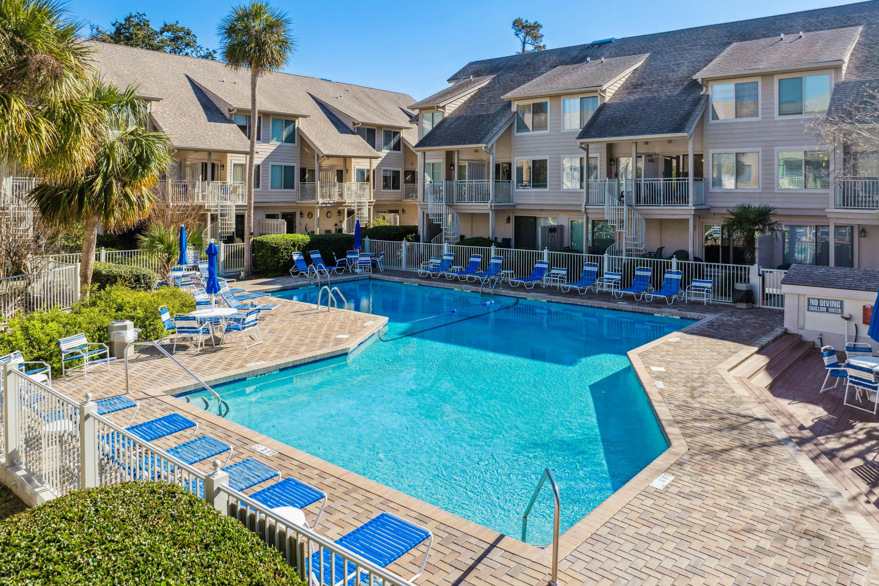 Charming Condo Overlooking Pool, Minutes to Beach! 2