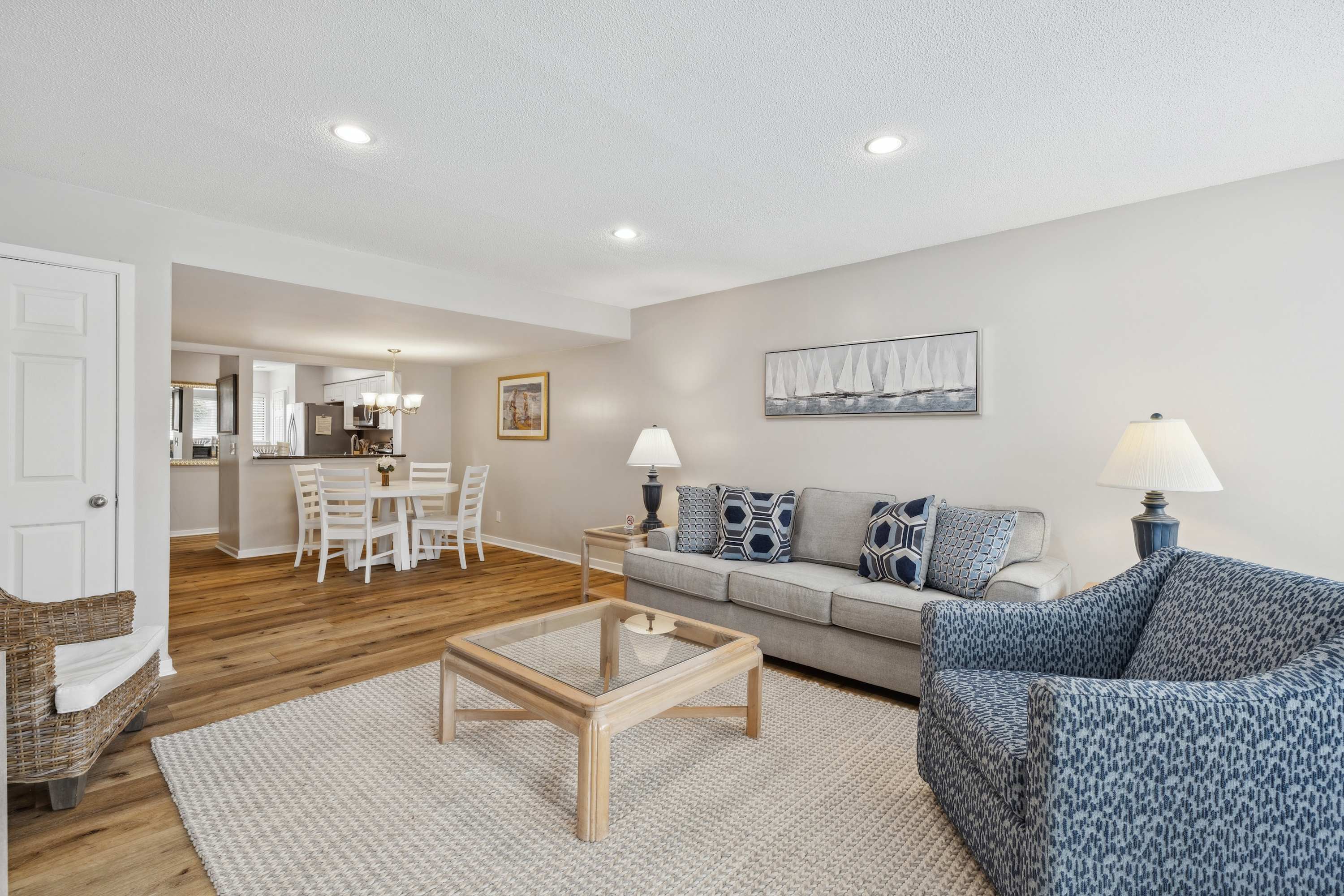 Charming Condo Overlooking Pool, Minutes to Beach! 8