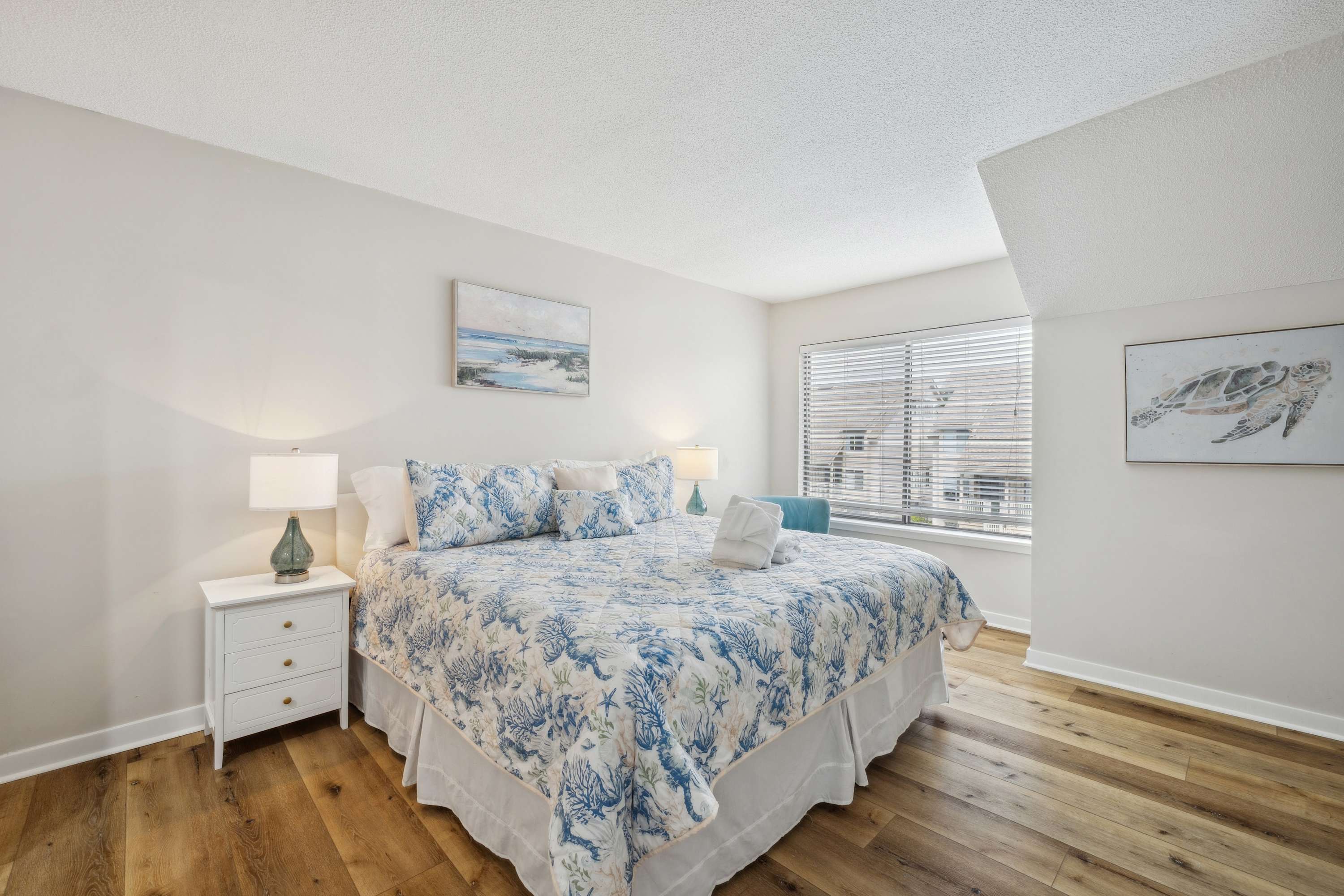 Charming Condo Overlooking Pool, Minutes to Beach! 3