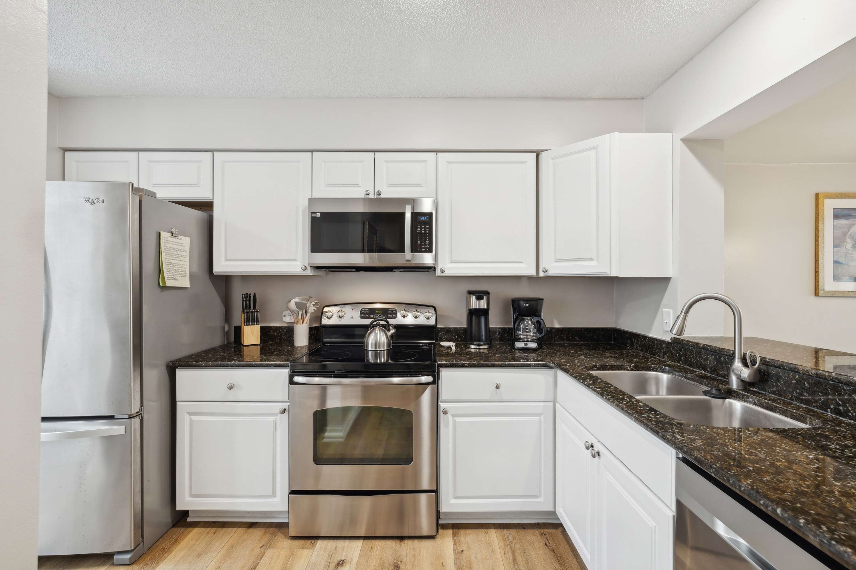 Charming Condo Overlooking Pool, Minutes to Beach! 4