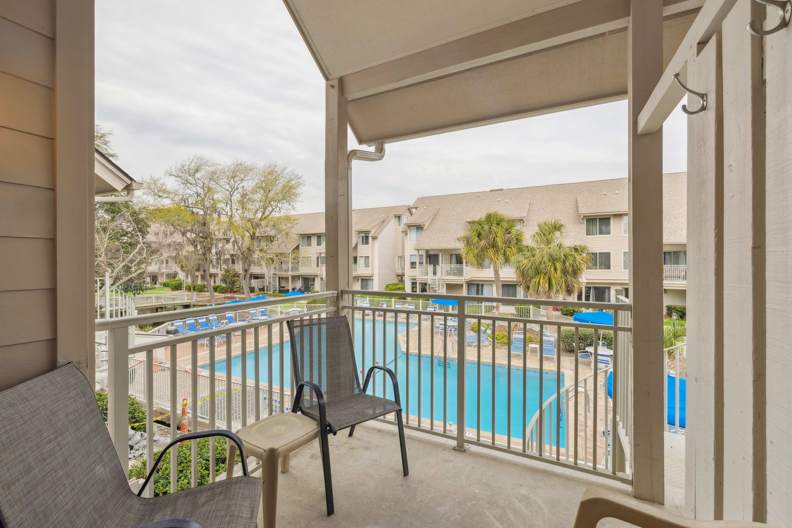 Charming Condo Overlooking Pool, Minutes to Beach! 5