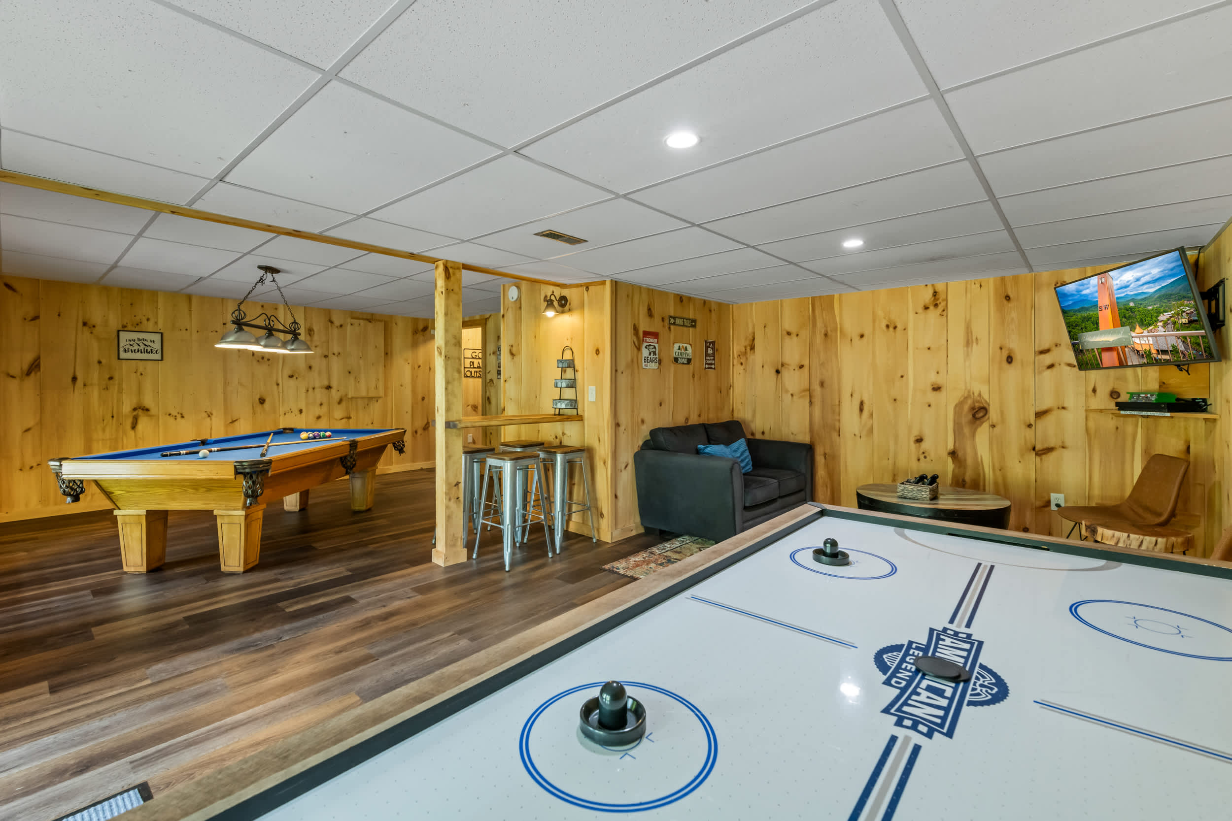 Cabin w Hot Tub, Theater & Games! 2