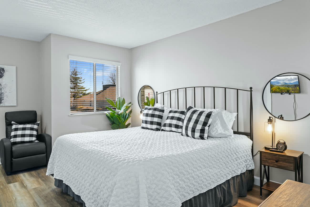 The Loft, Picturesque Condo for 6 with Epic Views! 5