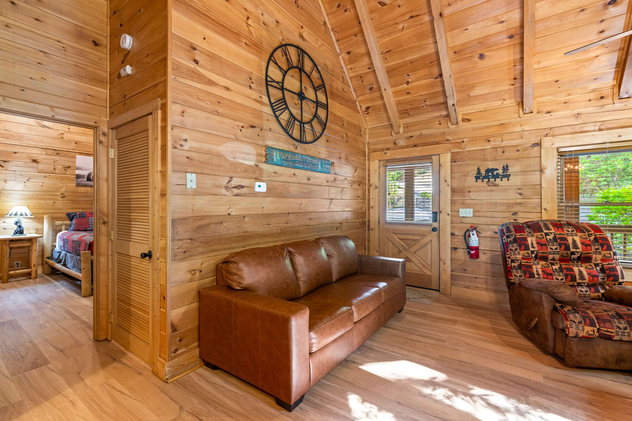 Country Bear Cove - Hot Tub, Games & Deck with View 8