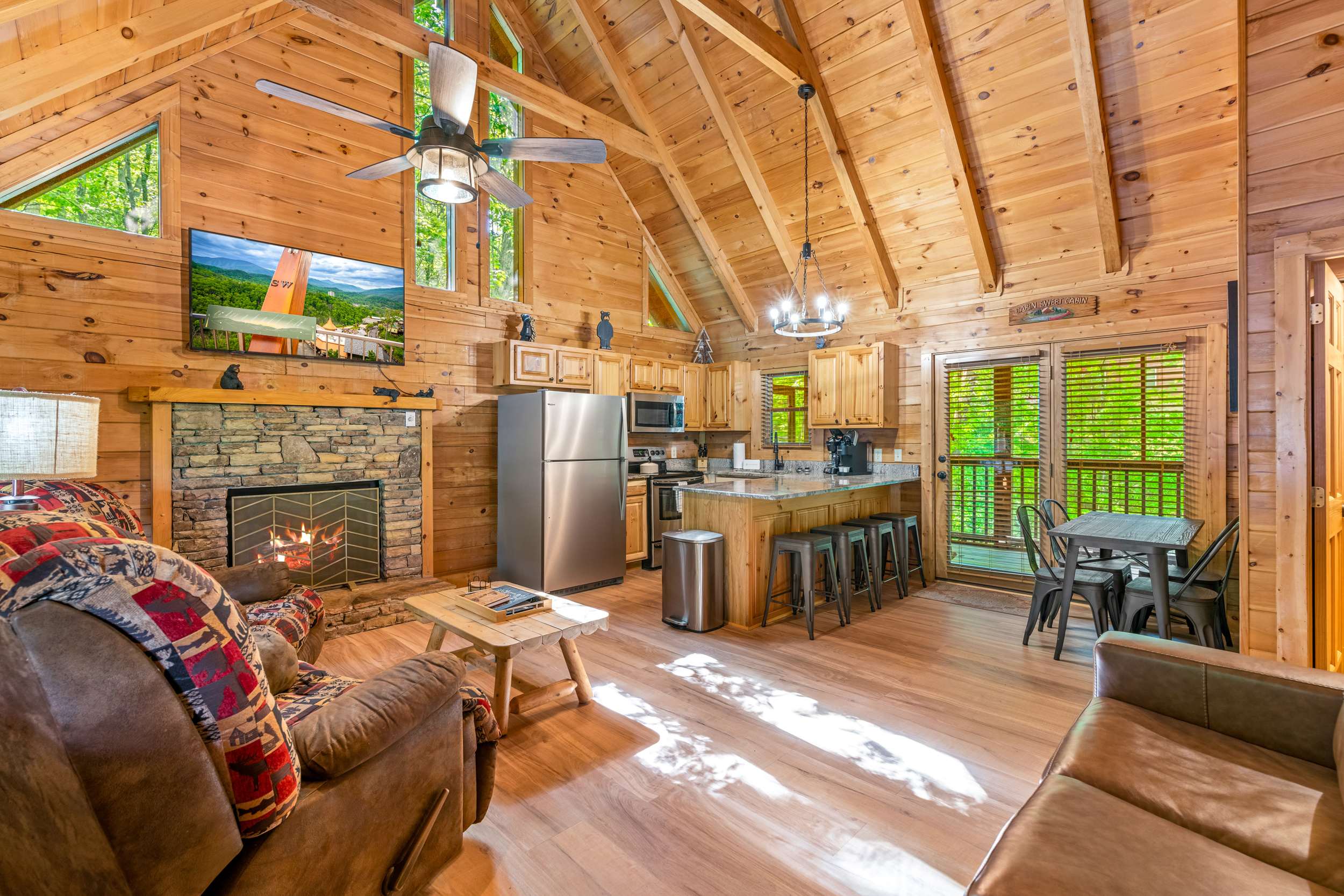 Country Bear Cove - Hot Tub, Games & Deck with View 6