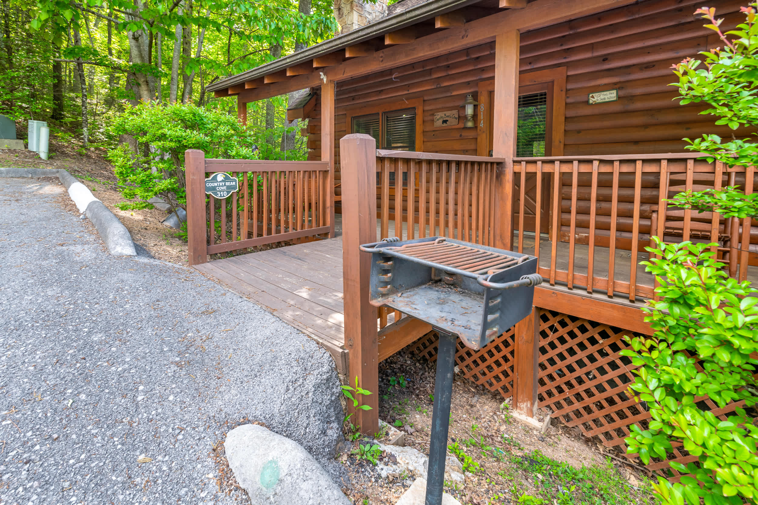 Country Bear Cove - Hot Tub, Games & Deck with View 4