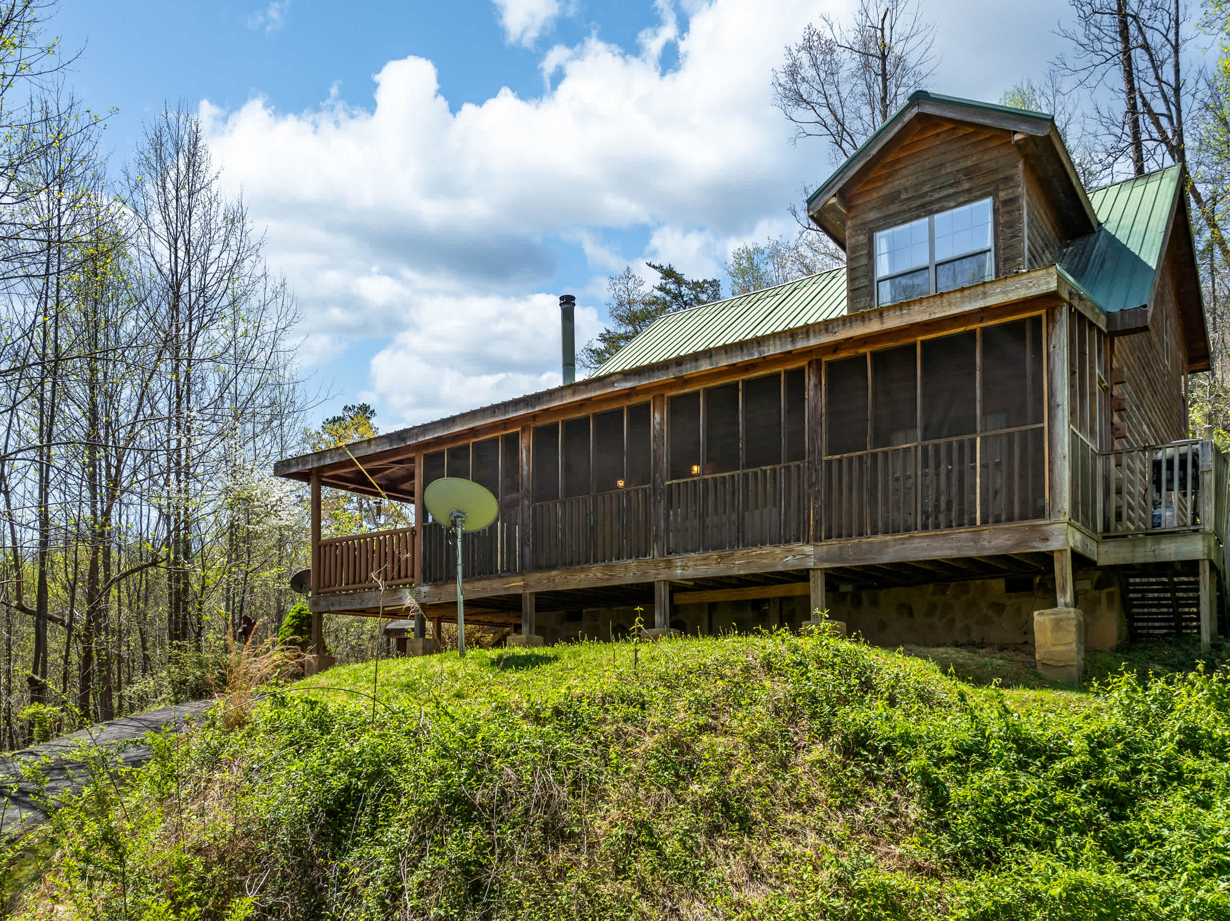 Woodland Wonder with Hot Tub and Pool Table! 4