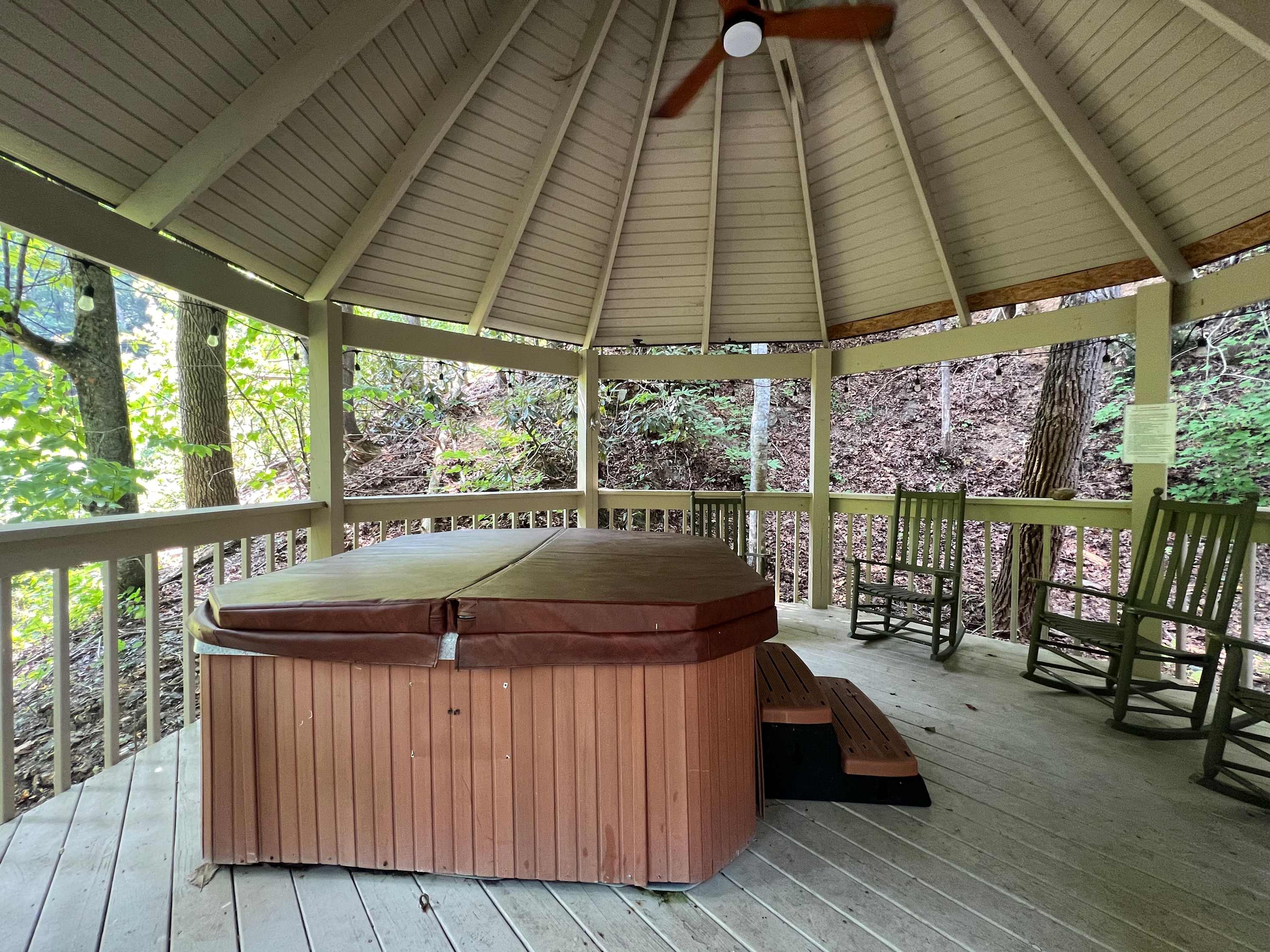 Secluded Cabin for 10 in Chalet Village and Hot Tub!