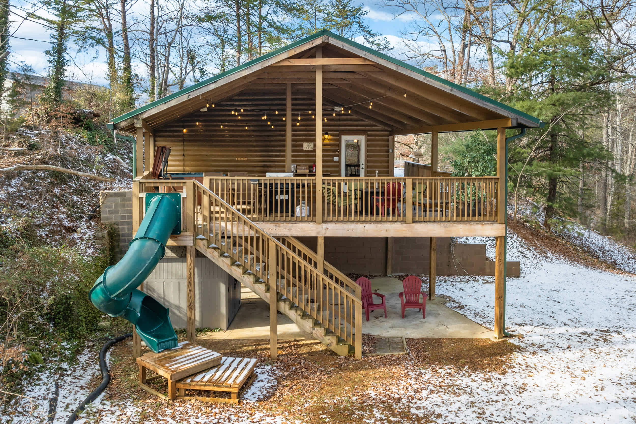 Cozy Family Cabin Stay for 8 with Hot Tub, 3 MI to Parkway!
