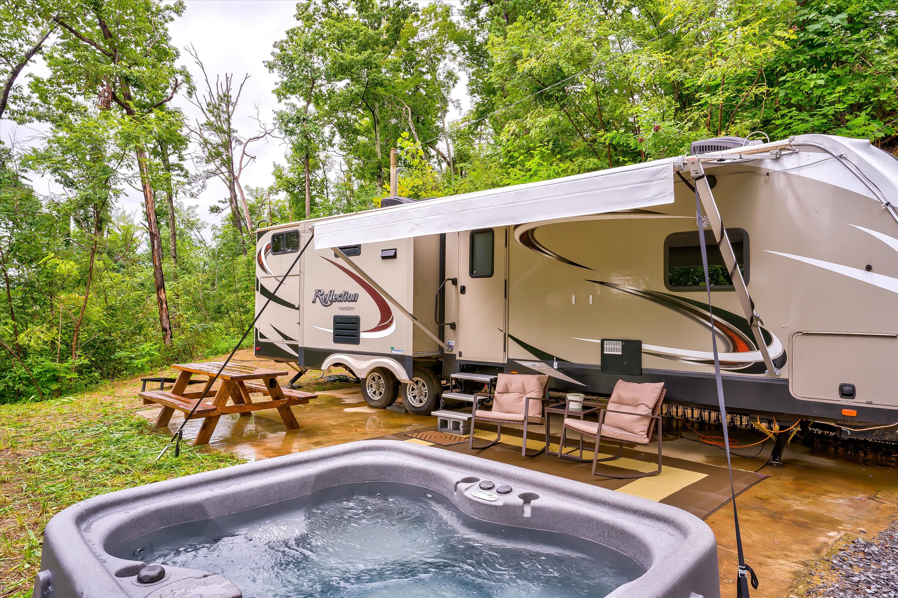 JB's Heavenly Hideaway - RV for 6 with Hot Tub!