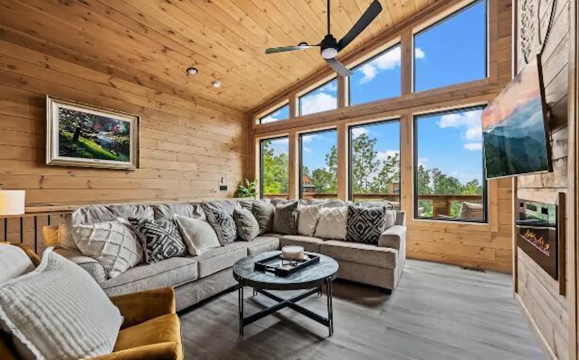 Stunning Cabin for 6 with Hot Tub & Pool Table!