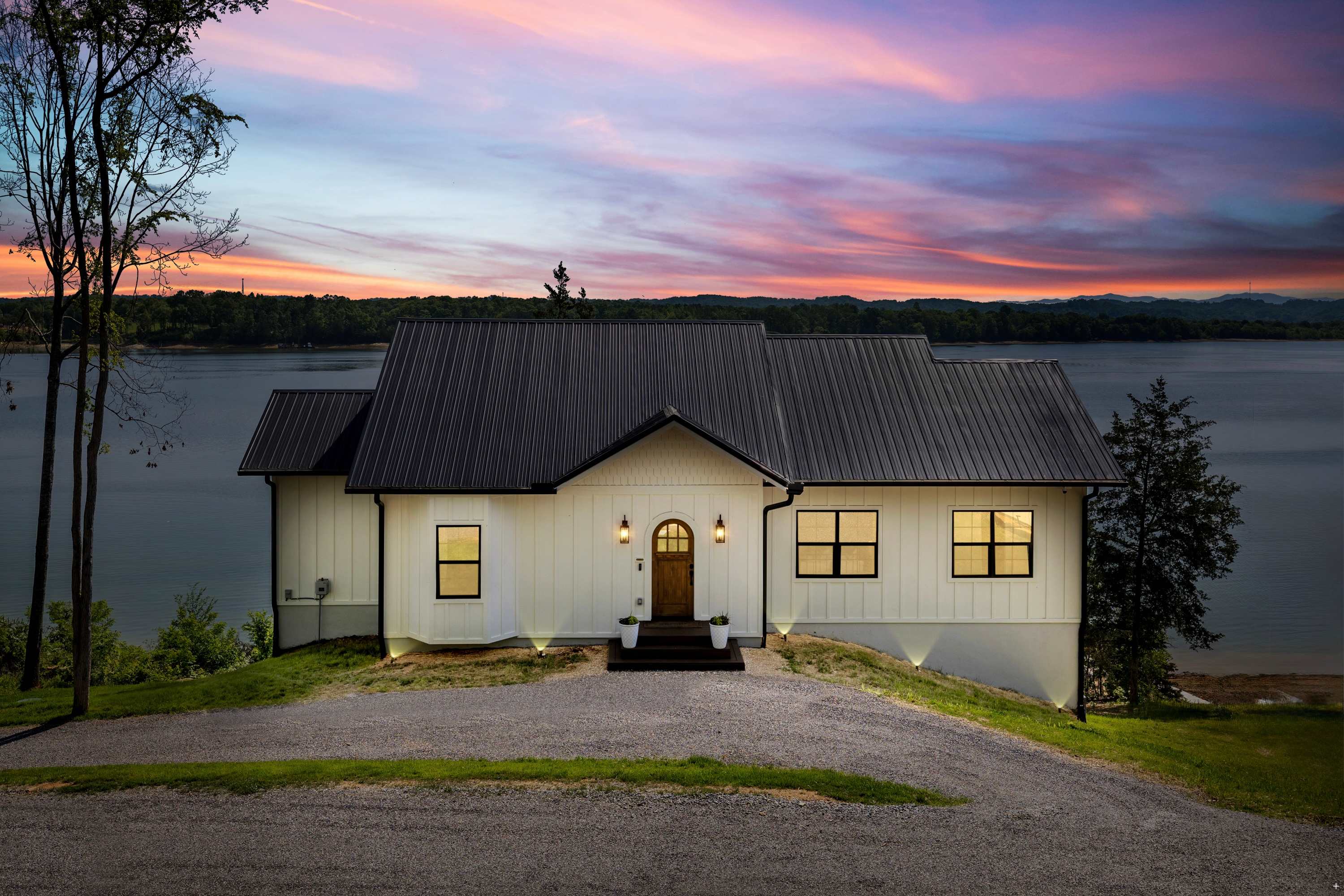 Someday Cottage, Luxury Lakefront Views for 6 withPool & Billiards!