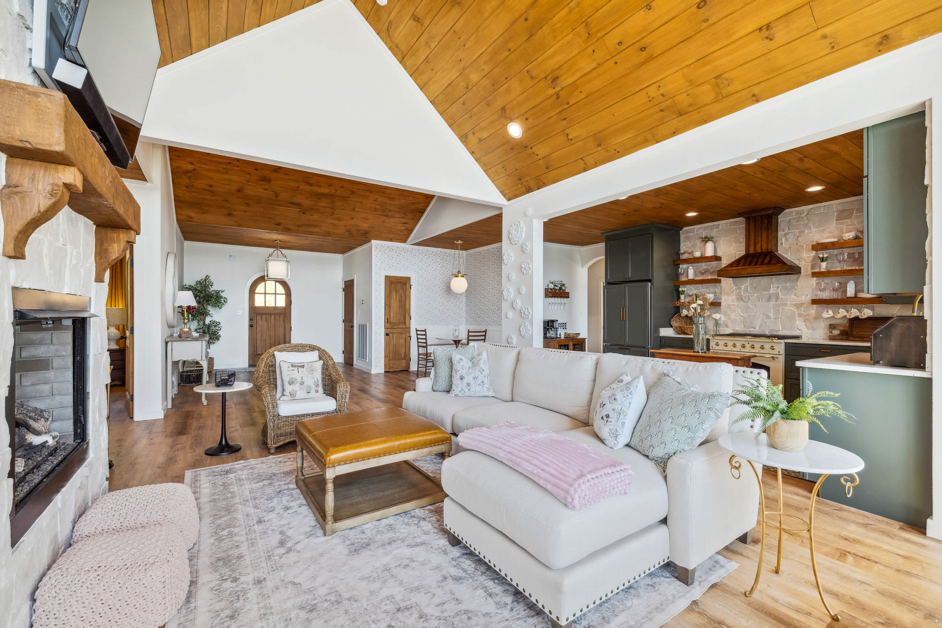 Beautiful bright open concept floor plan 