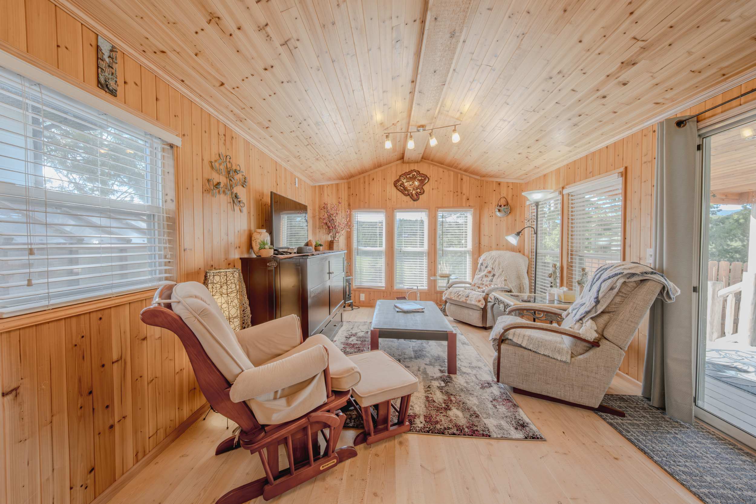 Eagles Nest Cabin – Cozy Mountain Retreat for 4