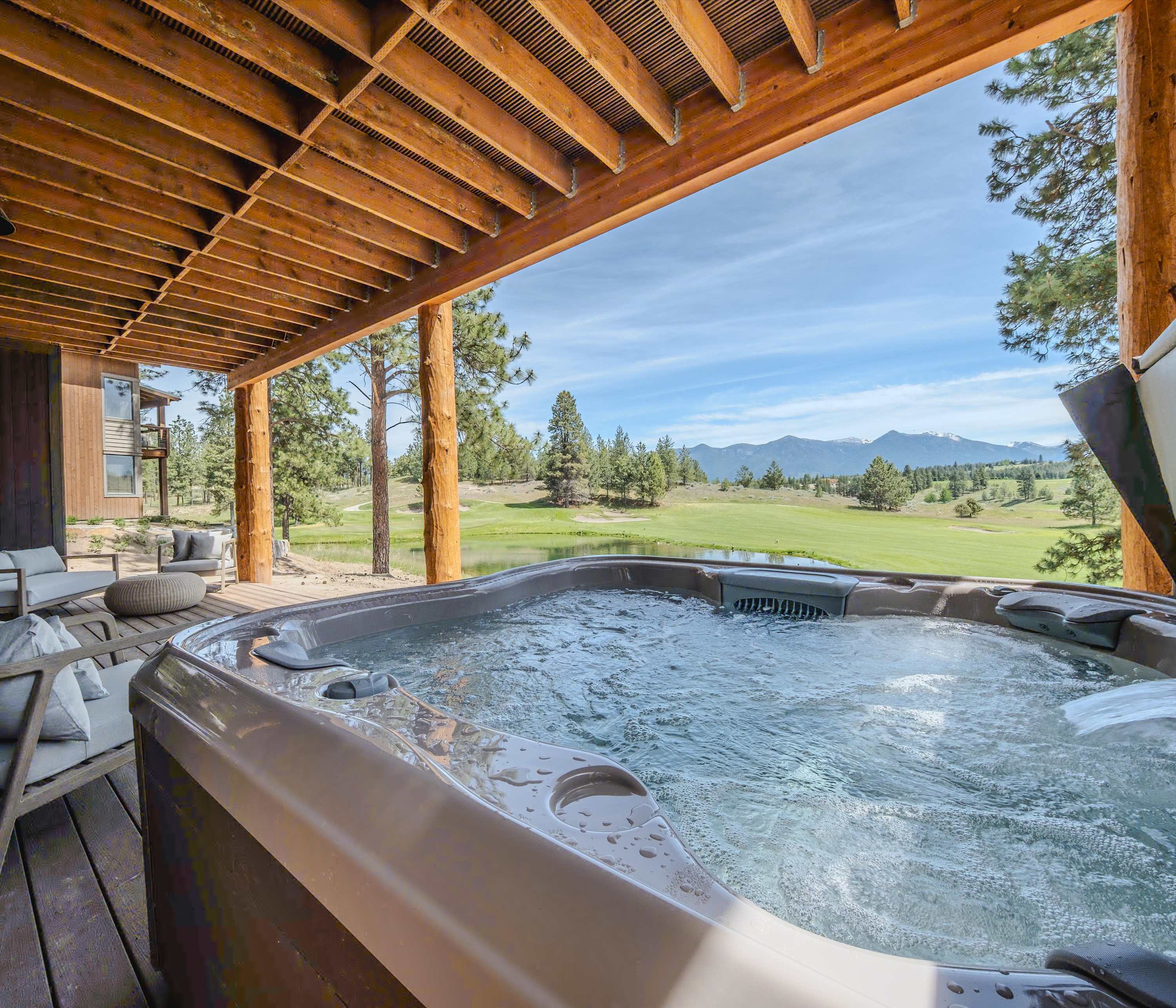 Home on the 10th Hole – Incredible Views & Hot Tub