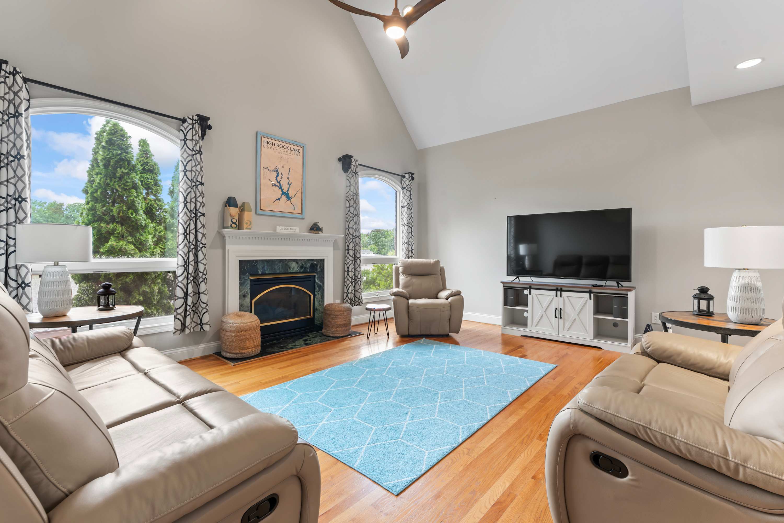 Featured Property Leeloo's on the Lake - Sleeps 12