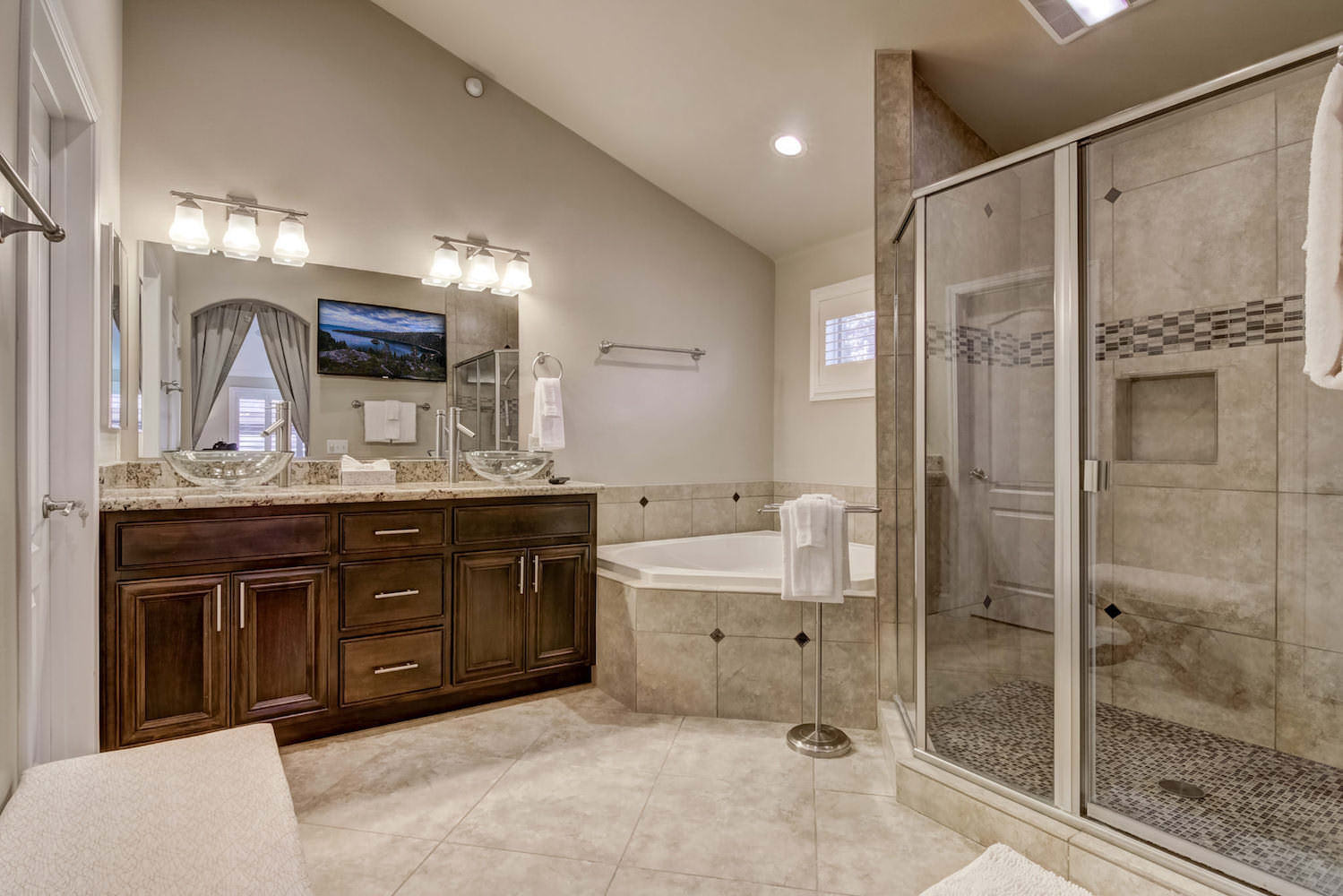 En suite master bathroom w/ dual sinks