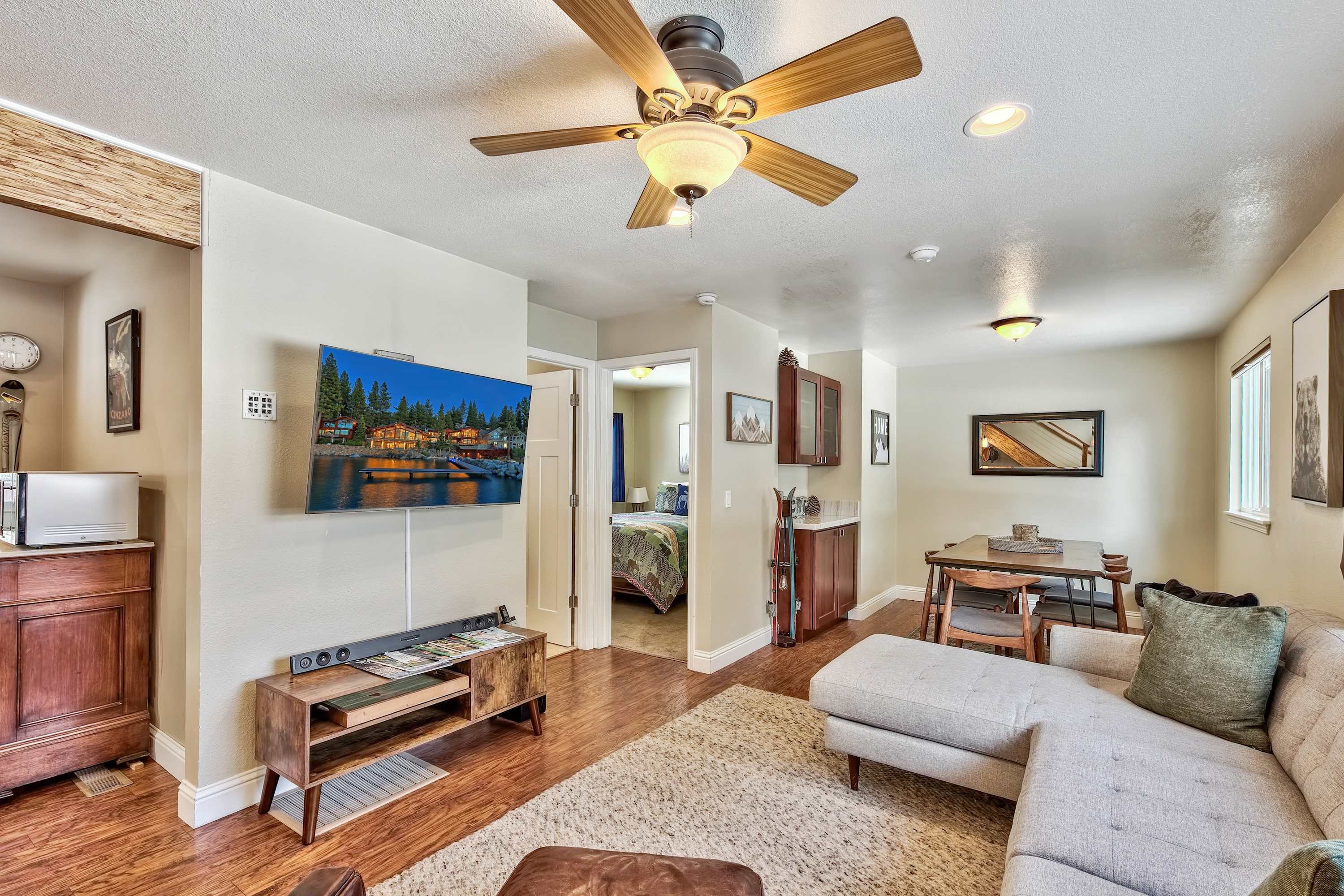 Dancing Bear Cabin - Pet Friendly, Sleeps 4, Totally cute! 7