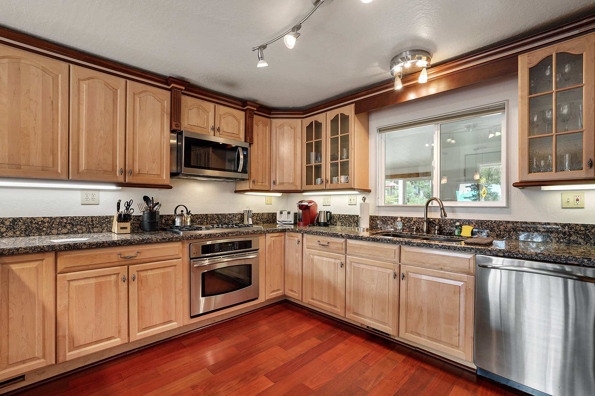 Hall Court Manor - Hot tub, Pet Friendly, Pool Table! 7