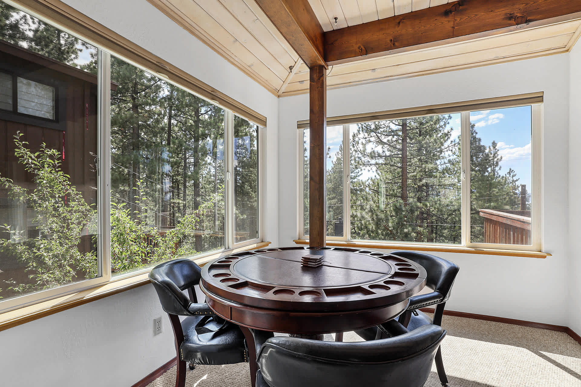 Hall Court Manor - Hot tub, Pet Friendly, Pool Table! 4