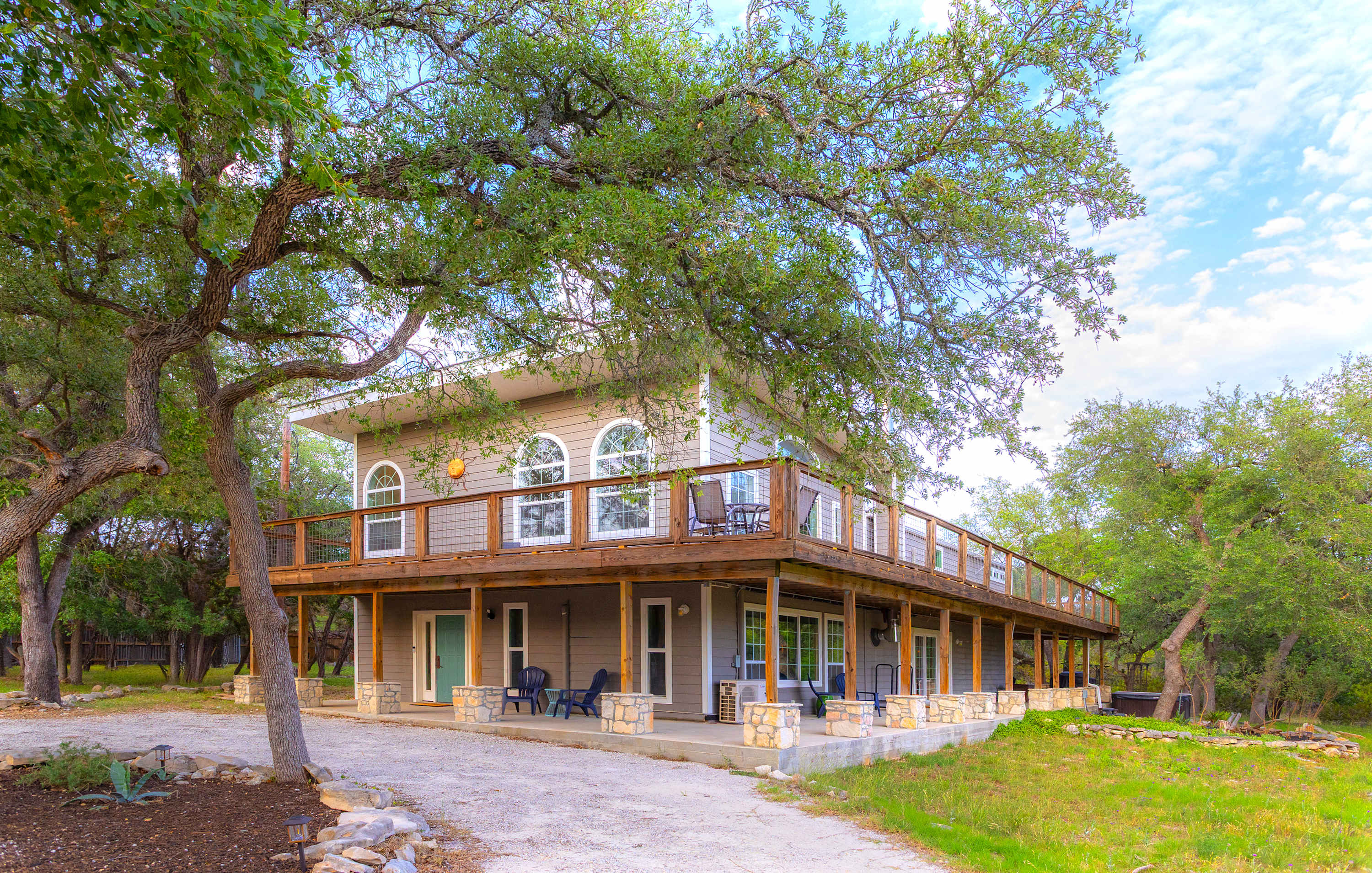 Willie's Hill Country Hideaway - Family Stay for 8 with Hot Tub & Fire Pit
