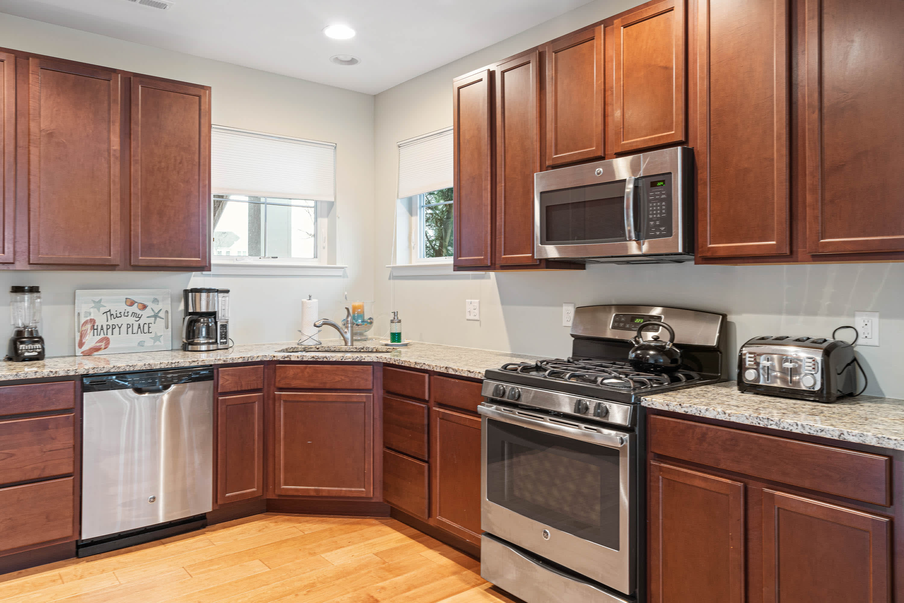 Grande Getaway - Walking Distance to the Beach 8